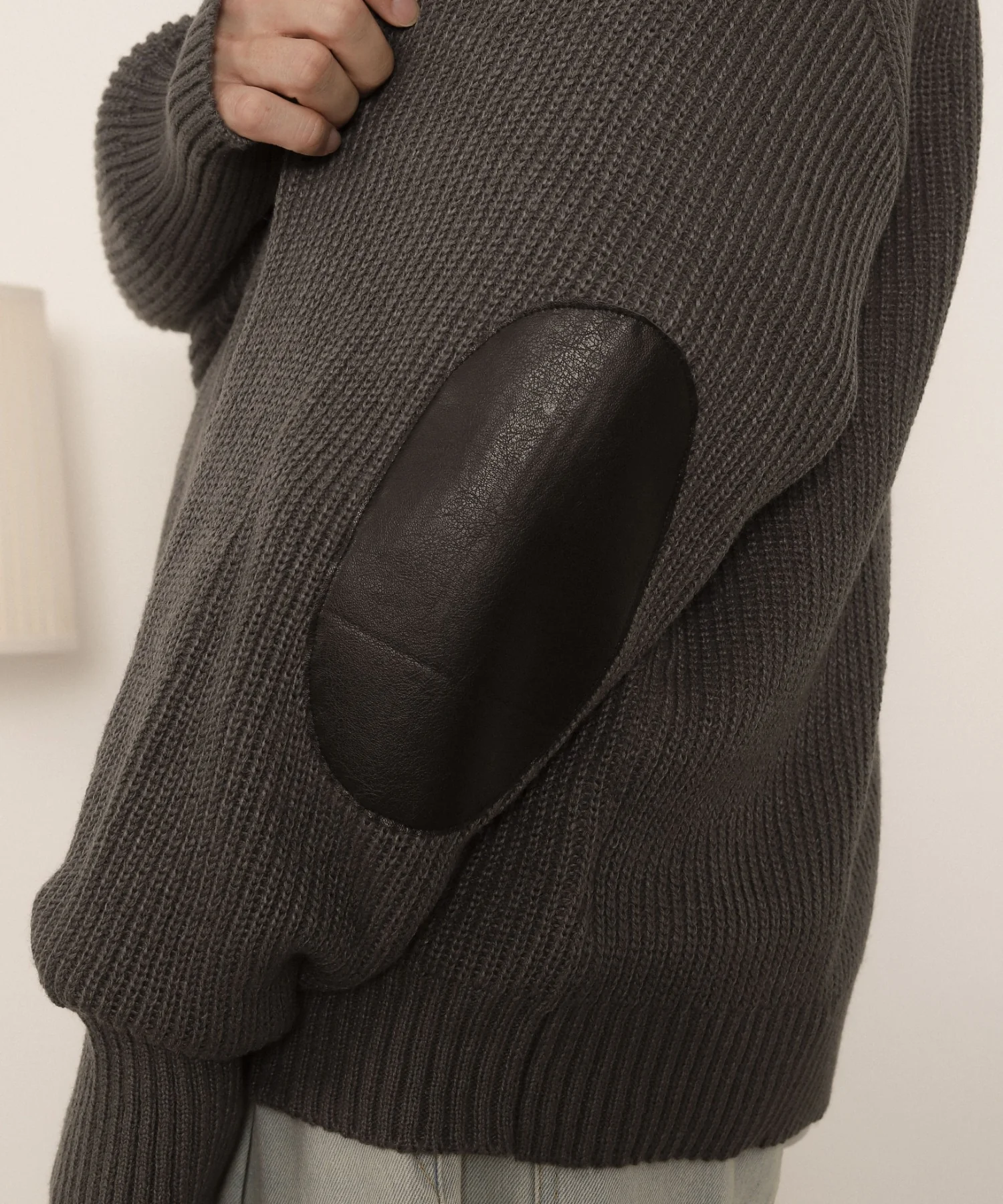 エルボーパッチVネックプルオーバー - Image 11