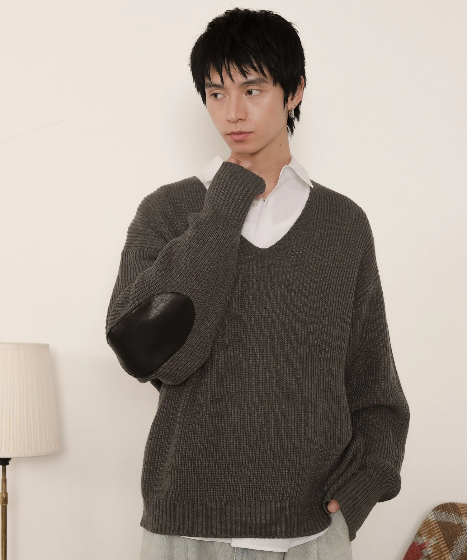 エルボーパッチVネックプルオーバー - Image 5