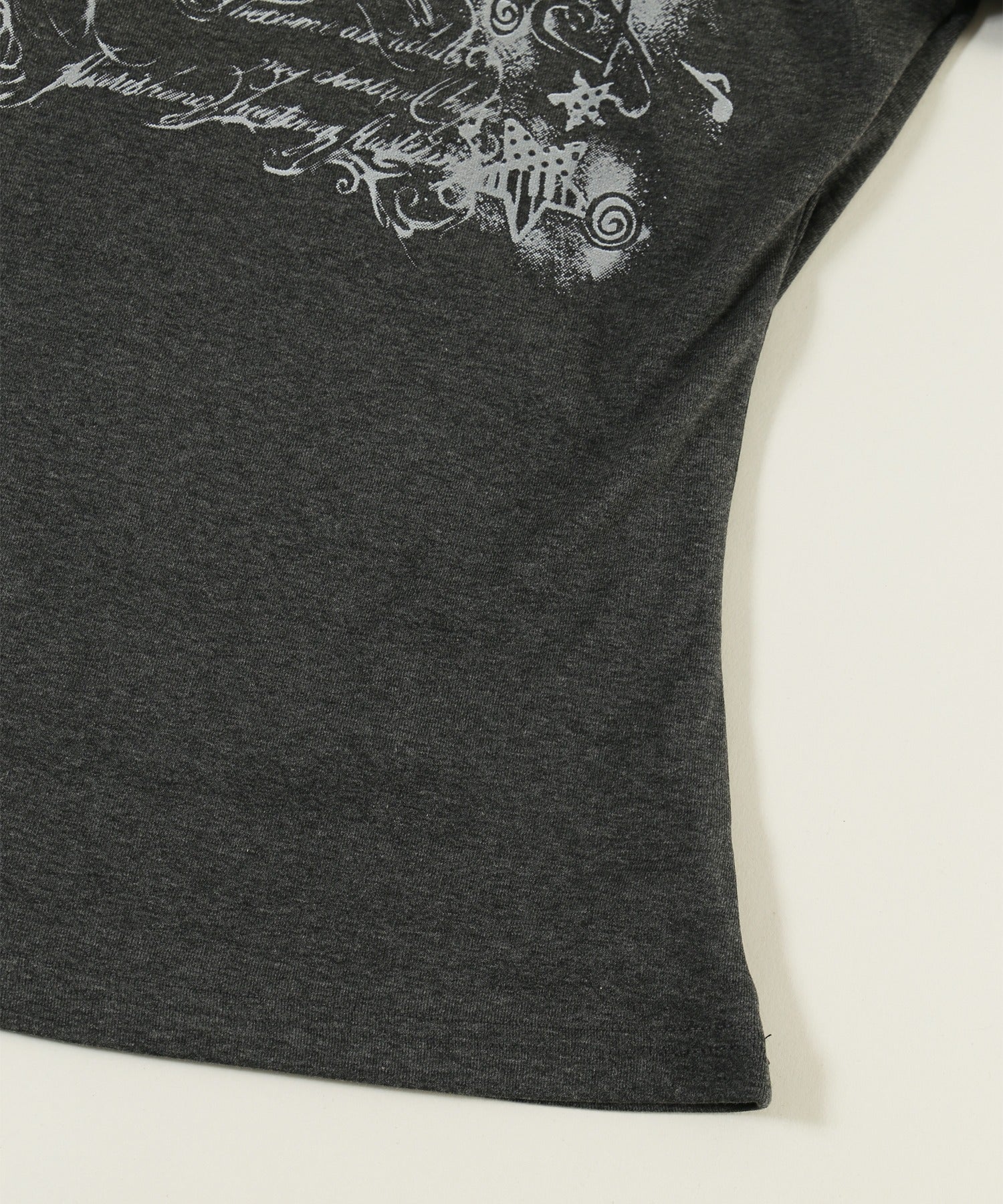 ホルターネックグラフィックTシャツ - Image 16