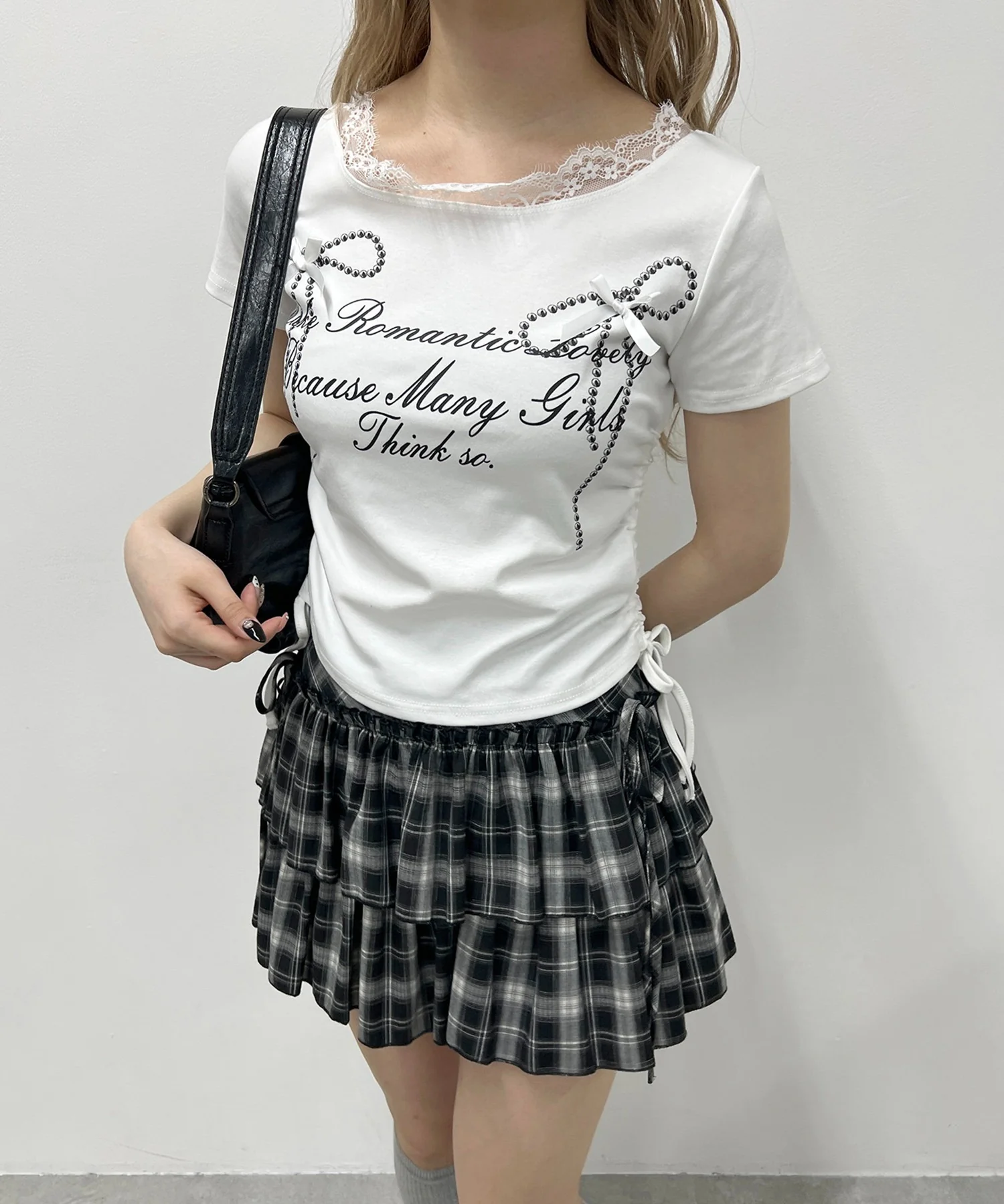 リボングラフィックサイドドロストTシャツ