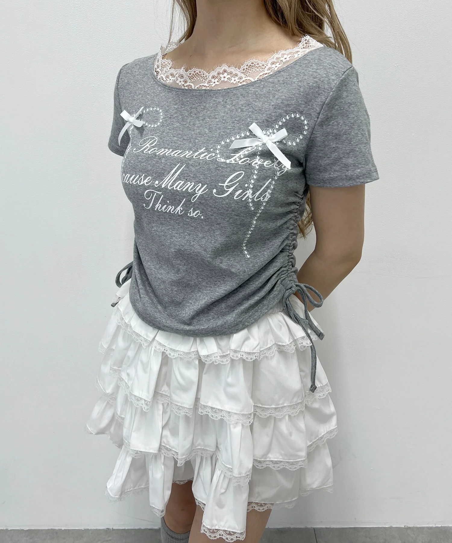 リボングラフィックサイドドロストTシャツ - Image 10