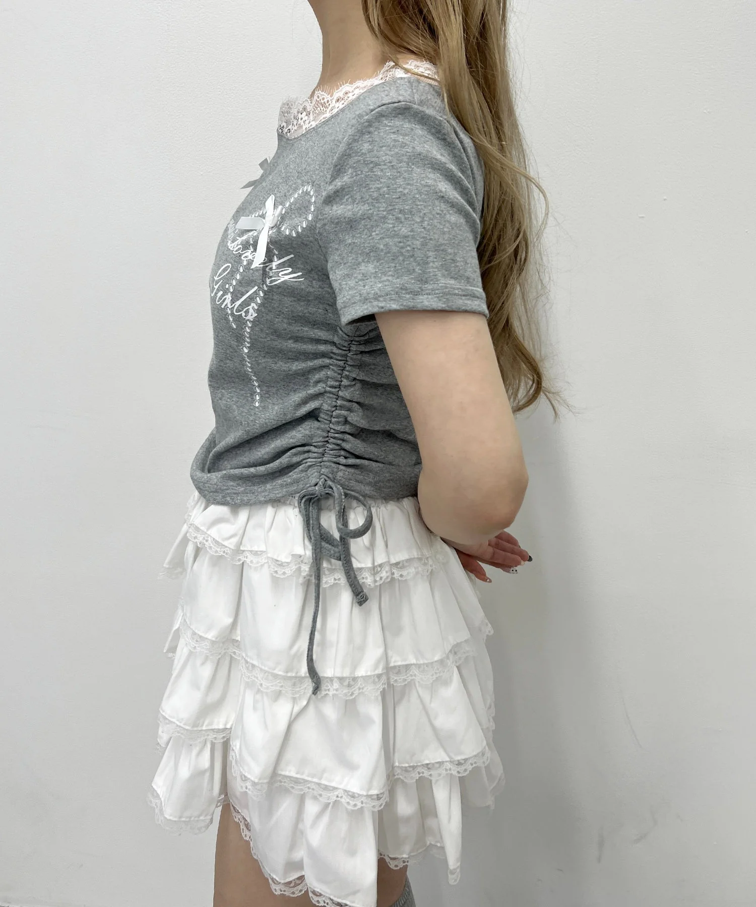 リボングラフィックサイドドロストTシャツ - Image 11