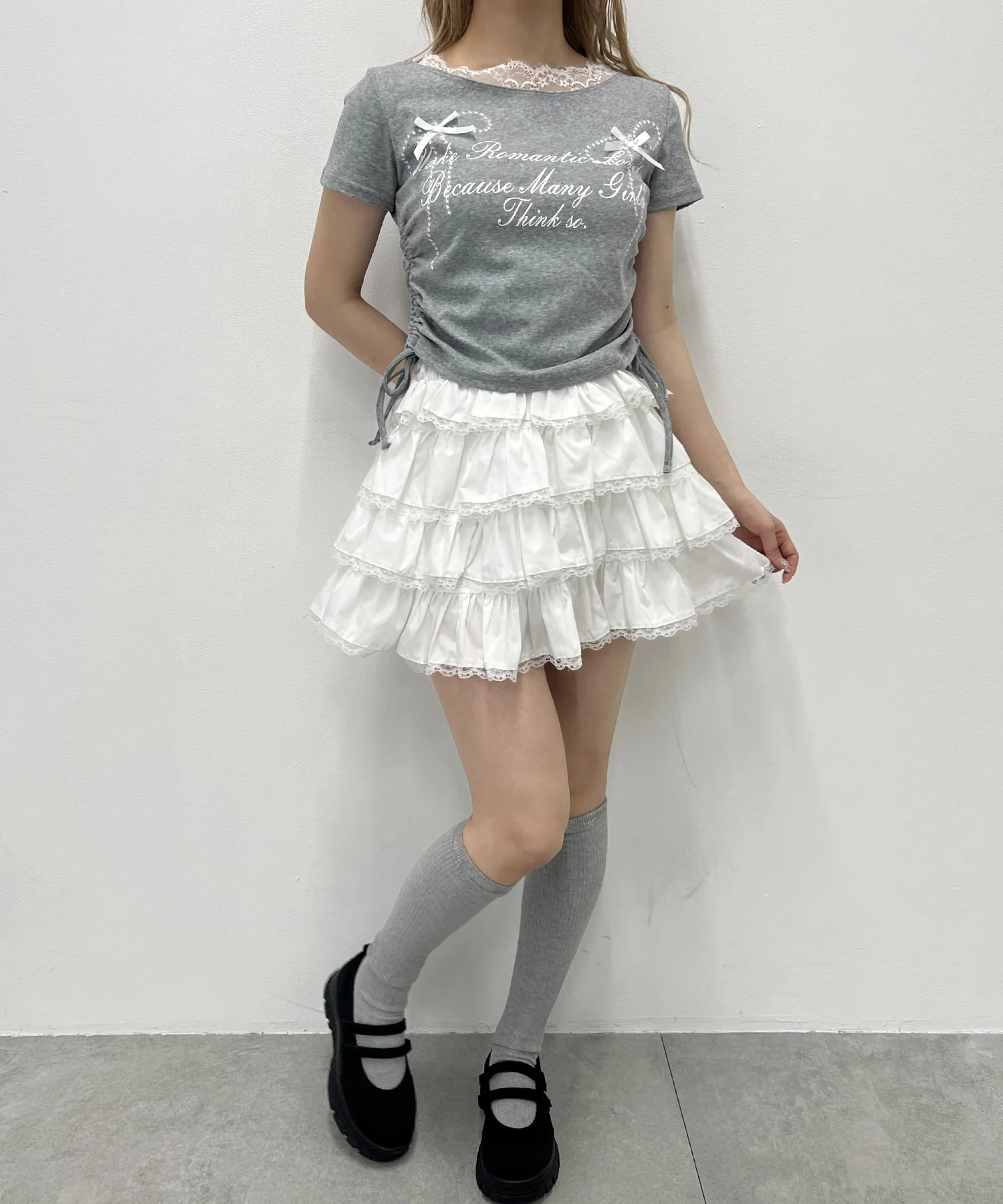 リボングラフィックサイドドロストTシャツ - Image 12