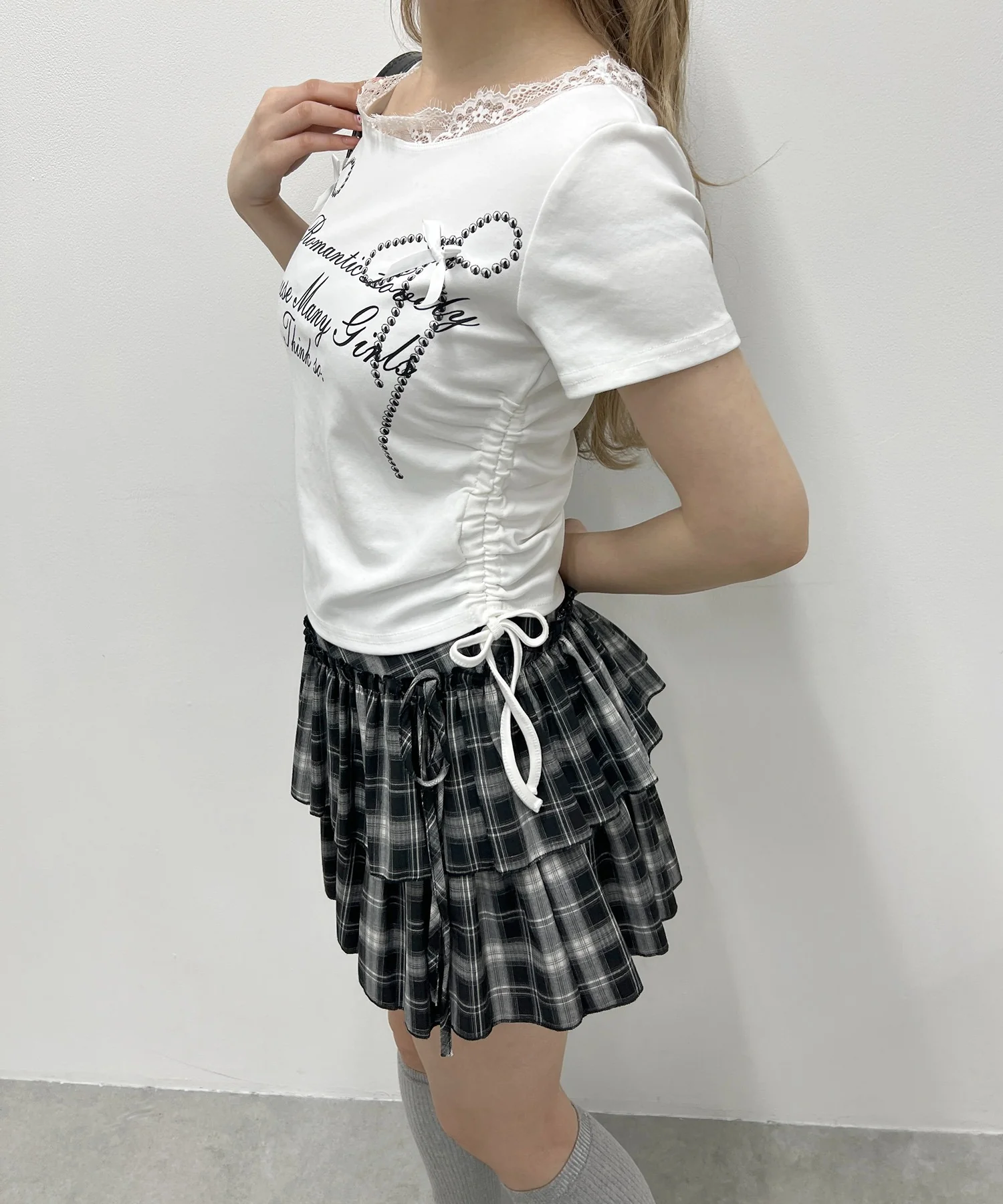 リボングラフィックサイドドロストTシャツ - Image 6