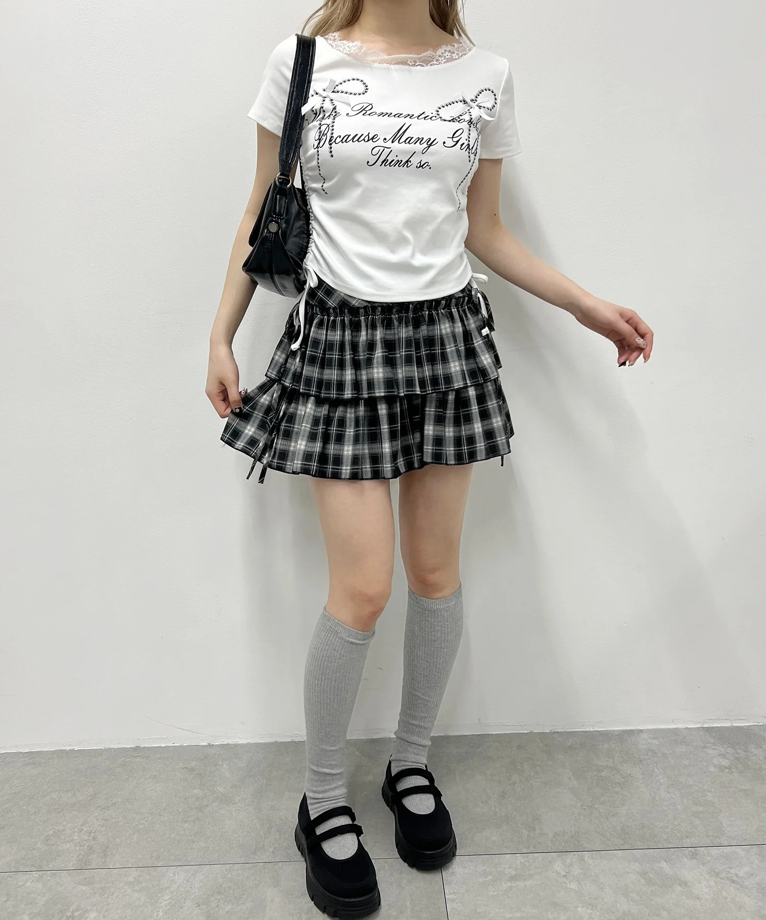 リボングラフィックサイドドロストTシャツ - Image 7