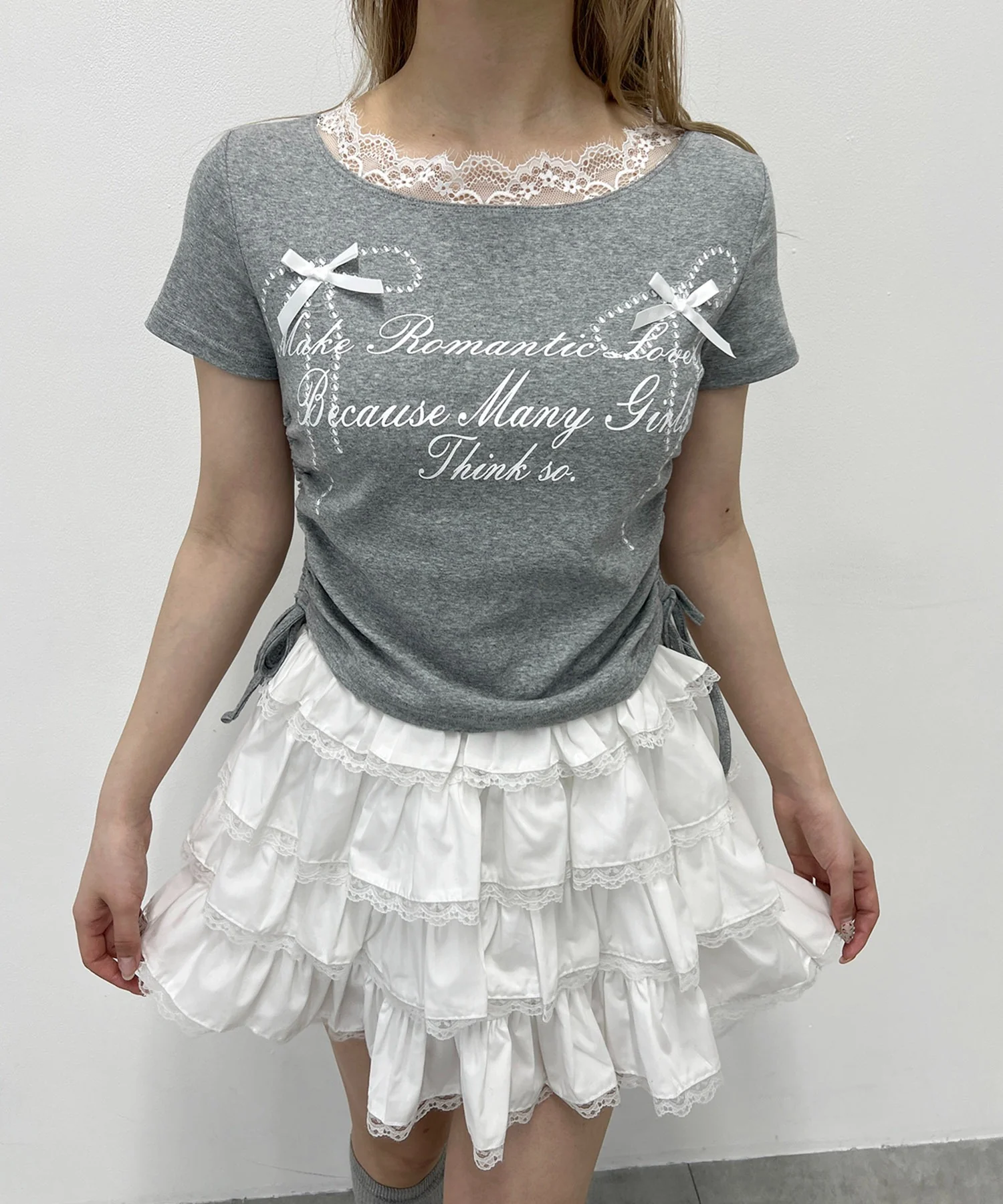 リボングラフィックサイドドロストTシャツ - Image 9
