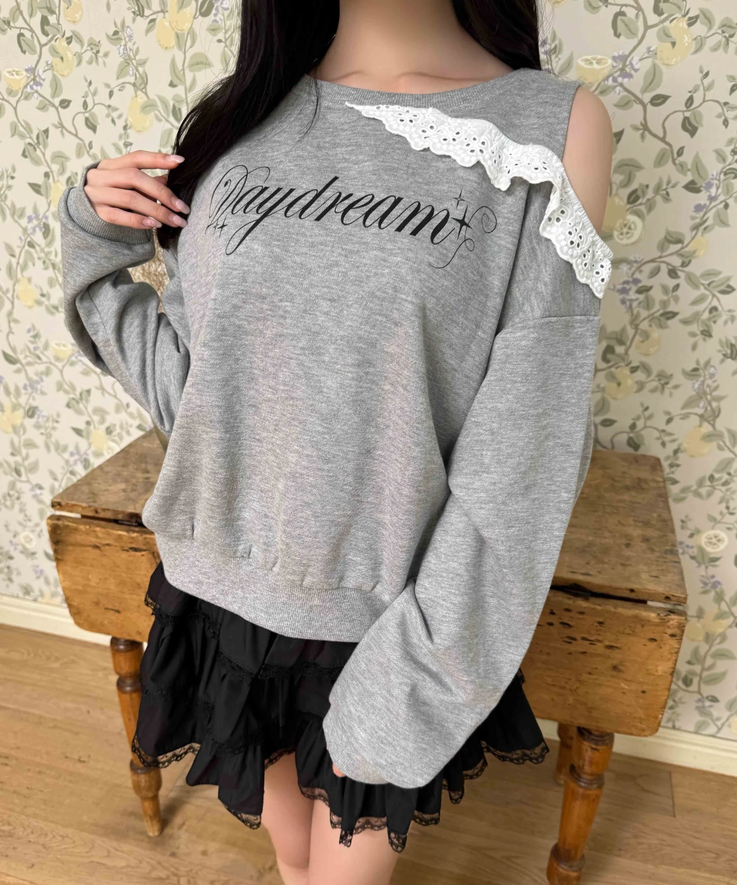 オープンショルダーフリルスウェット - Image 3