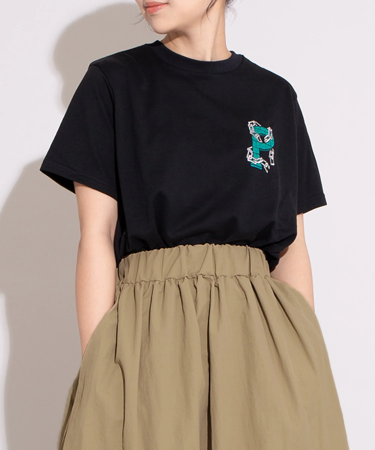 鎖ロゴ刺繍Tシャツ - Image 15