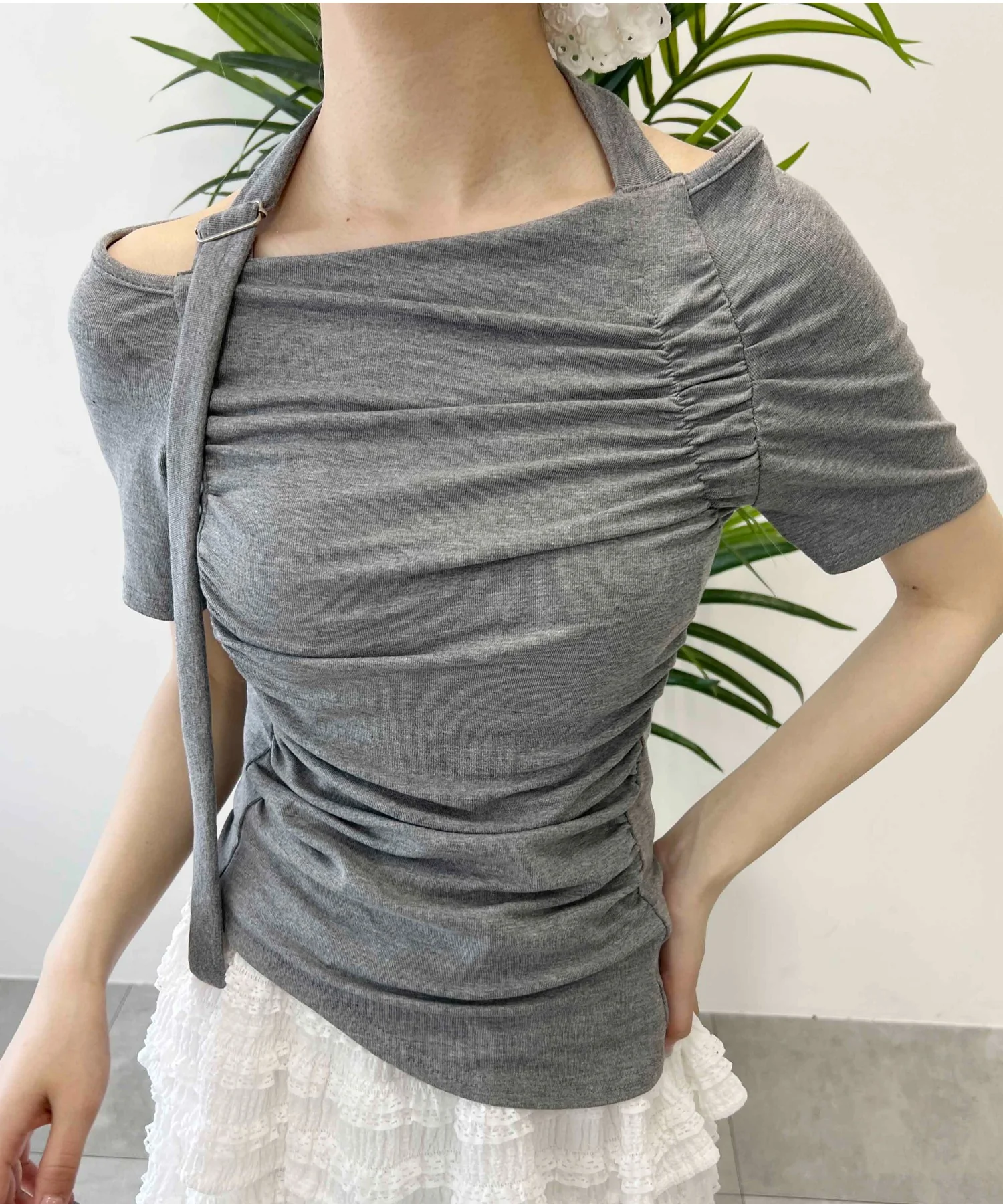 ベルトデザインオフショルTシャツ