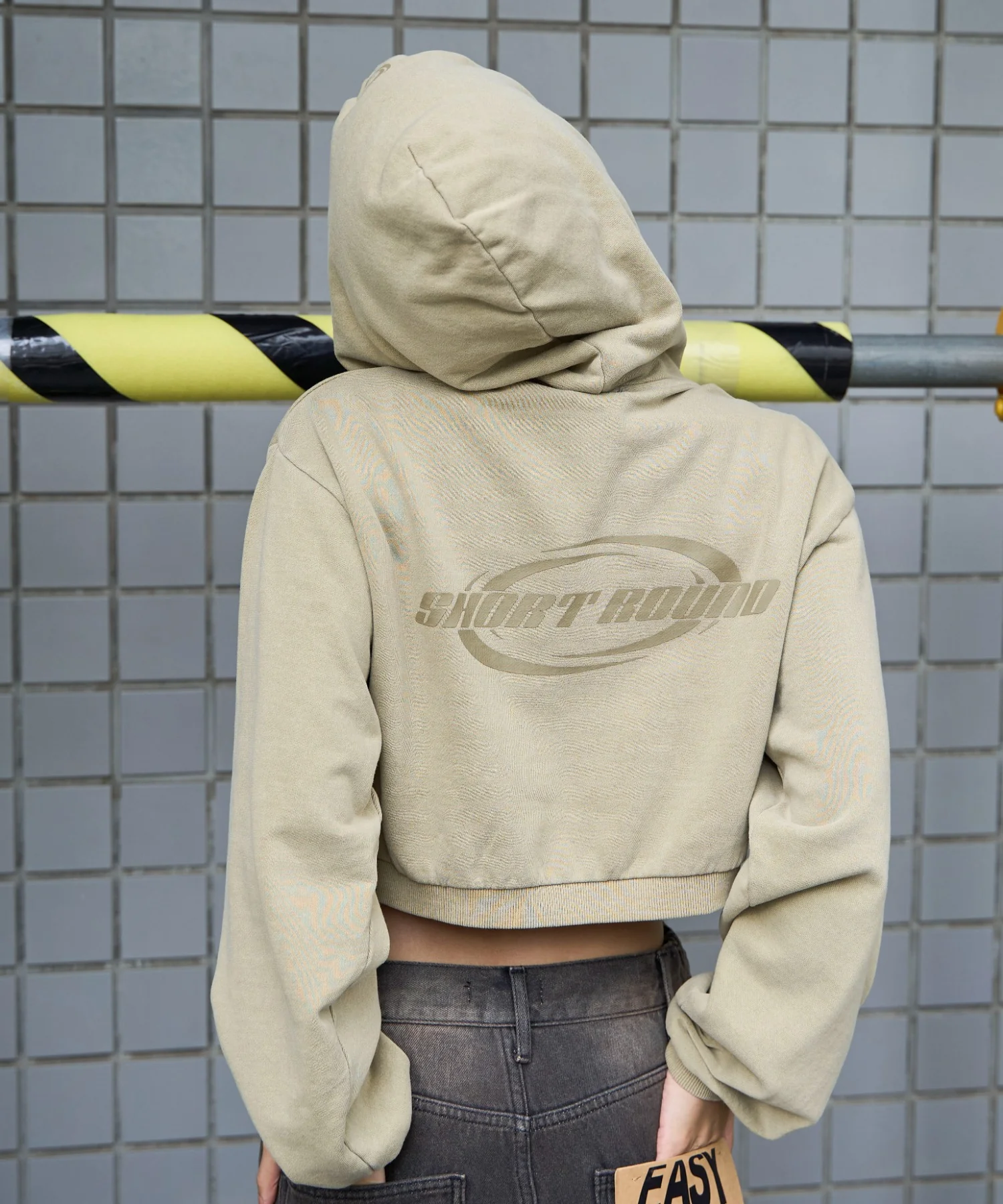 ピグメントショートグラフィックプルパーカー