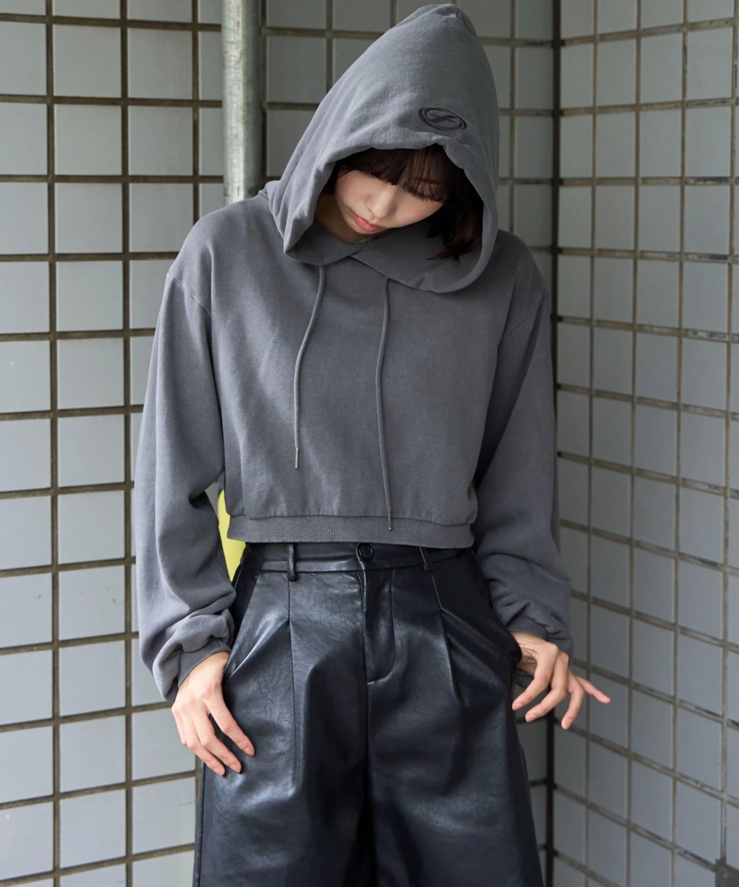 ピグメントショートグラフィックプルパーカー - Image 11