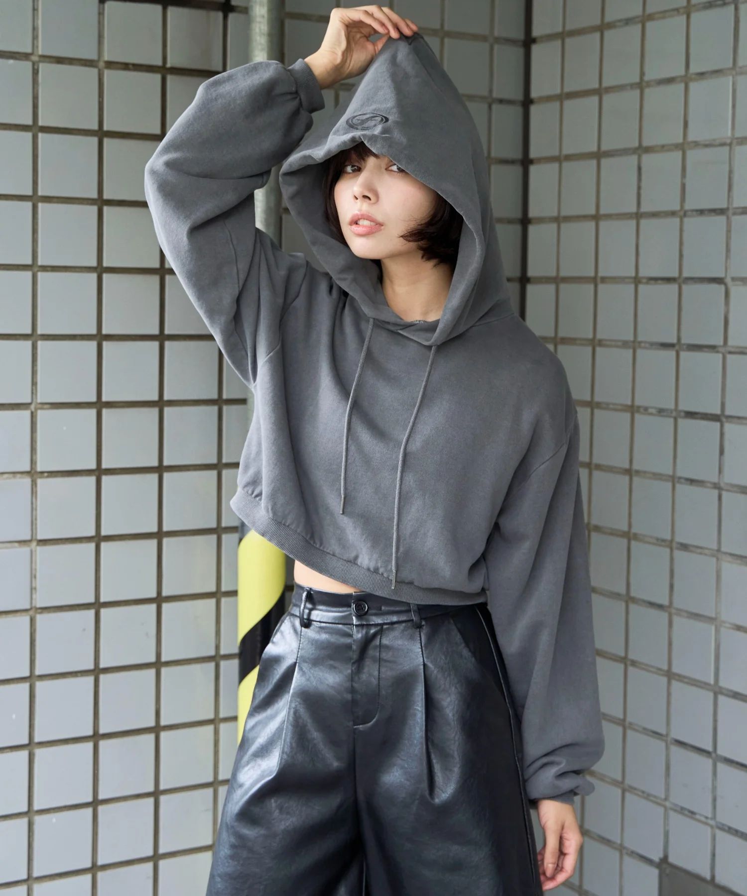 ピグメントショートグラフィックプルパーカー - Image 12
