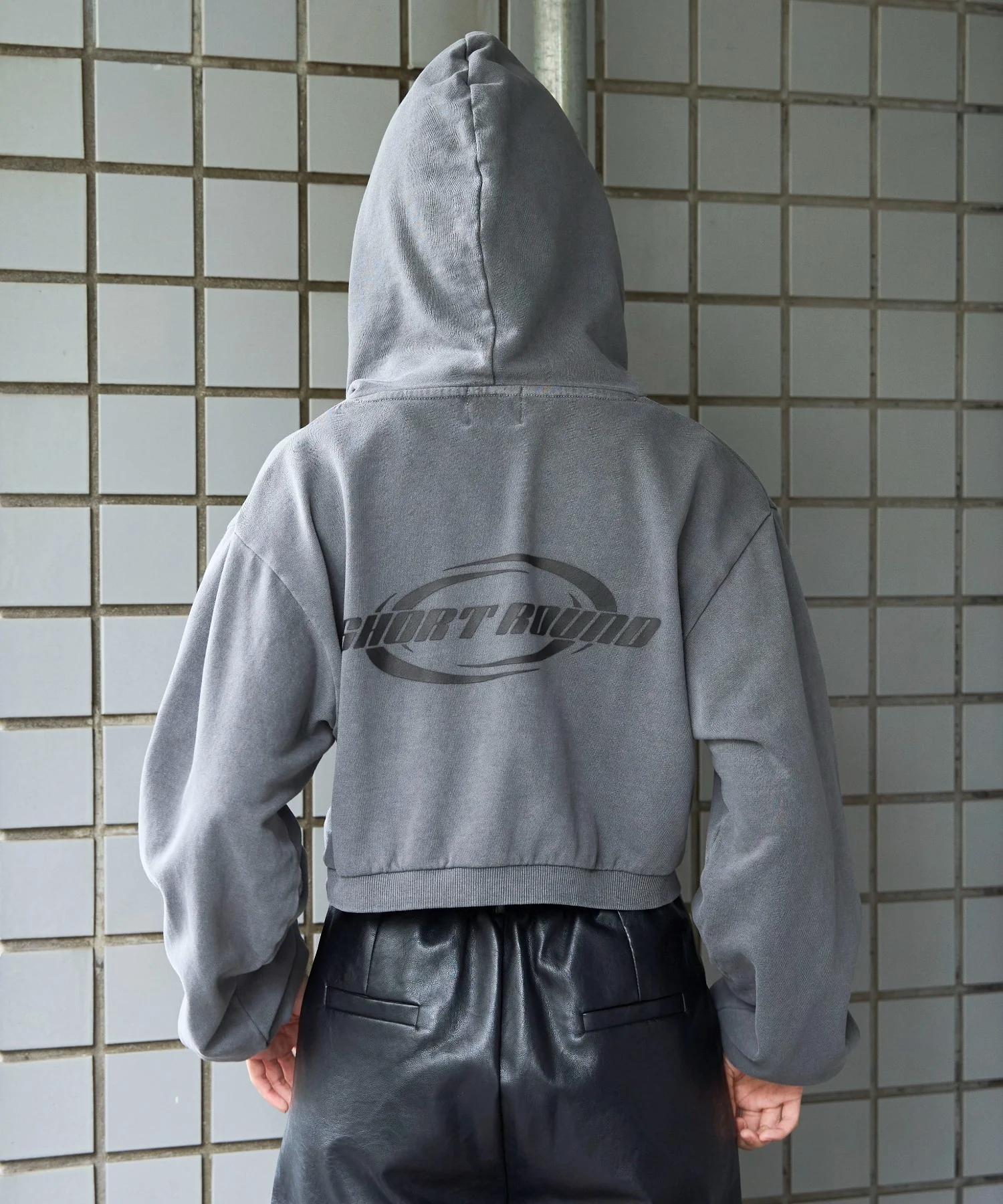 ピグメントショートグラフィックプルパーカー - Image 13
