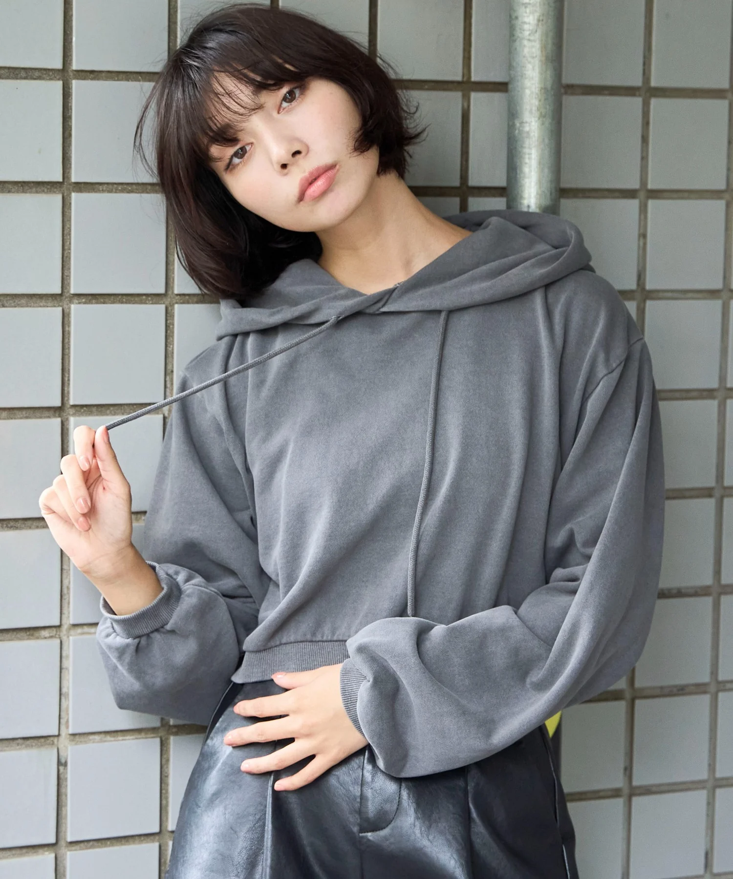 ピグメントショートグラフィックプルパーカー - Image 2