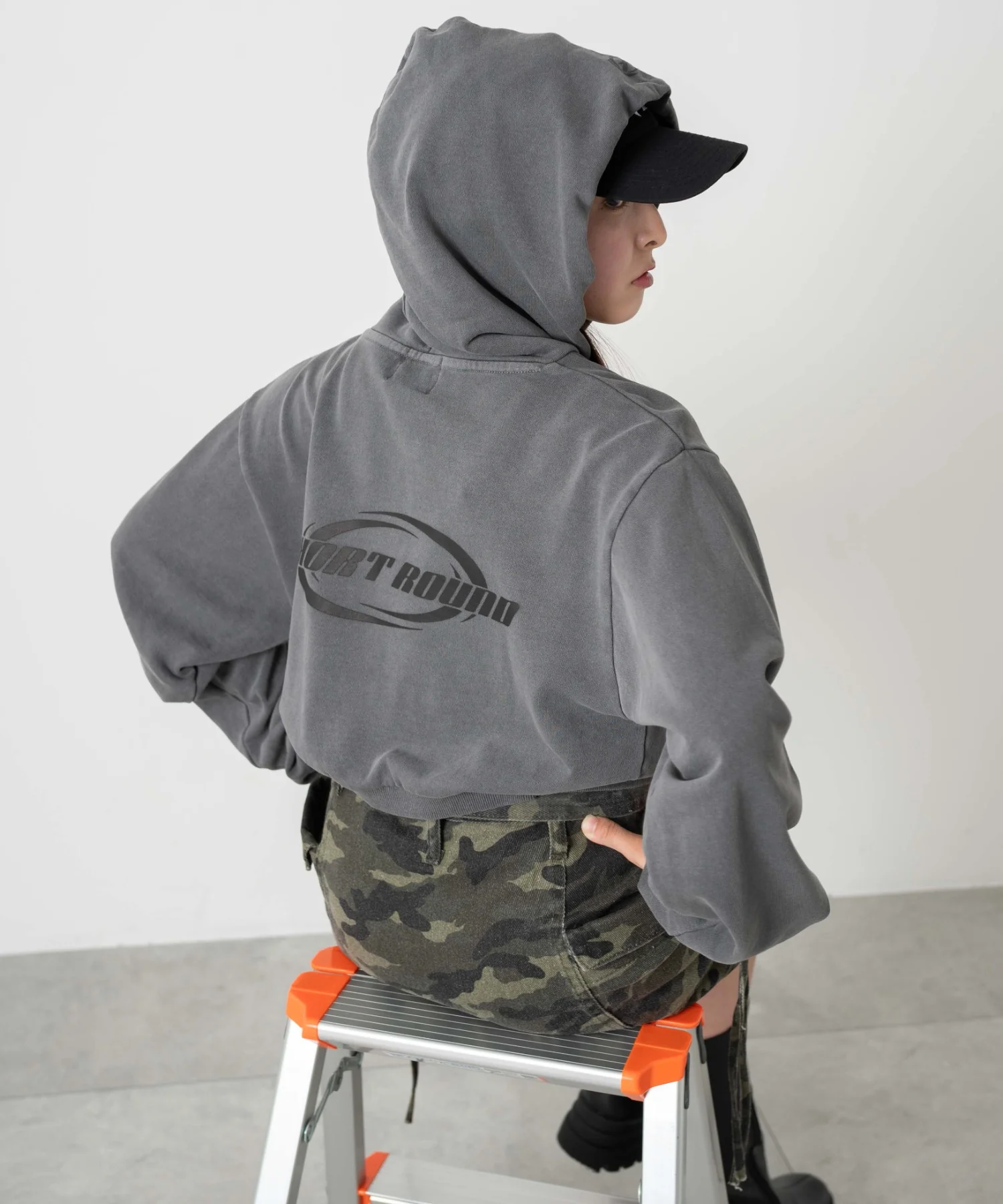 ピグメントショートグラフィックプルパーカー - Image 24