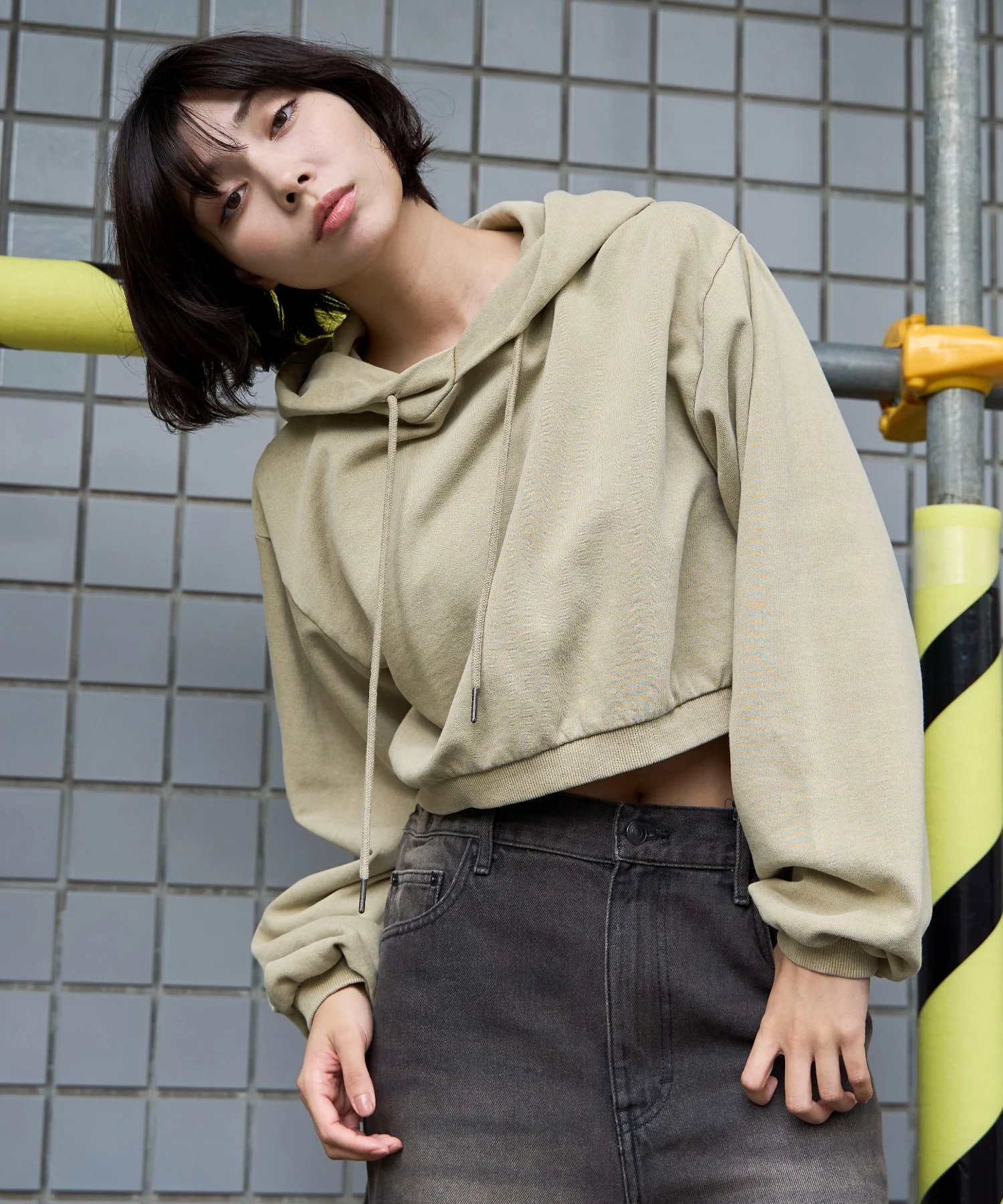 ピグメントショートグラフィックプルパーカー - Image 9