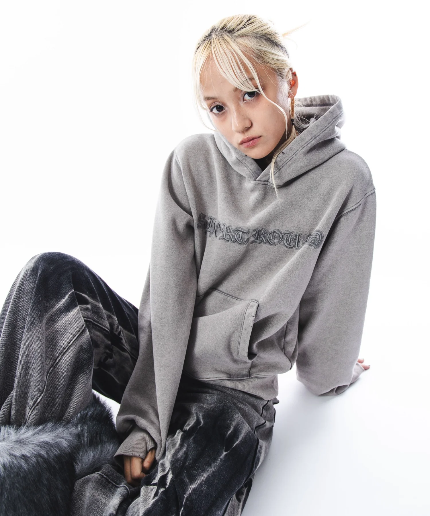 コンパクトフィットロゴプルパーカー - Image 19