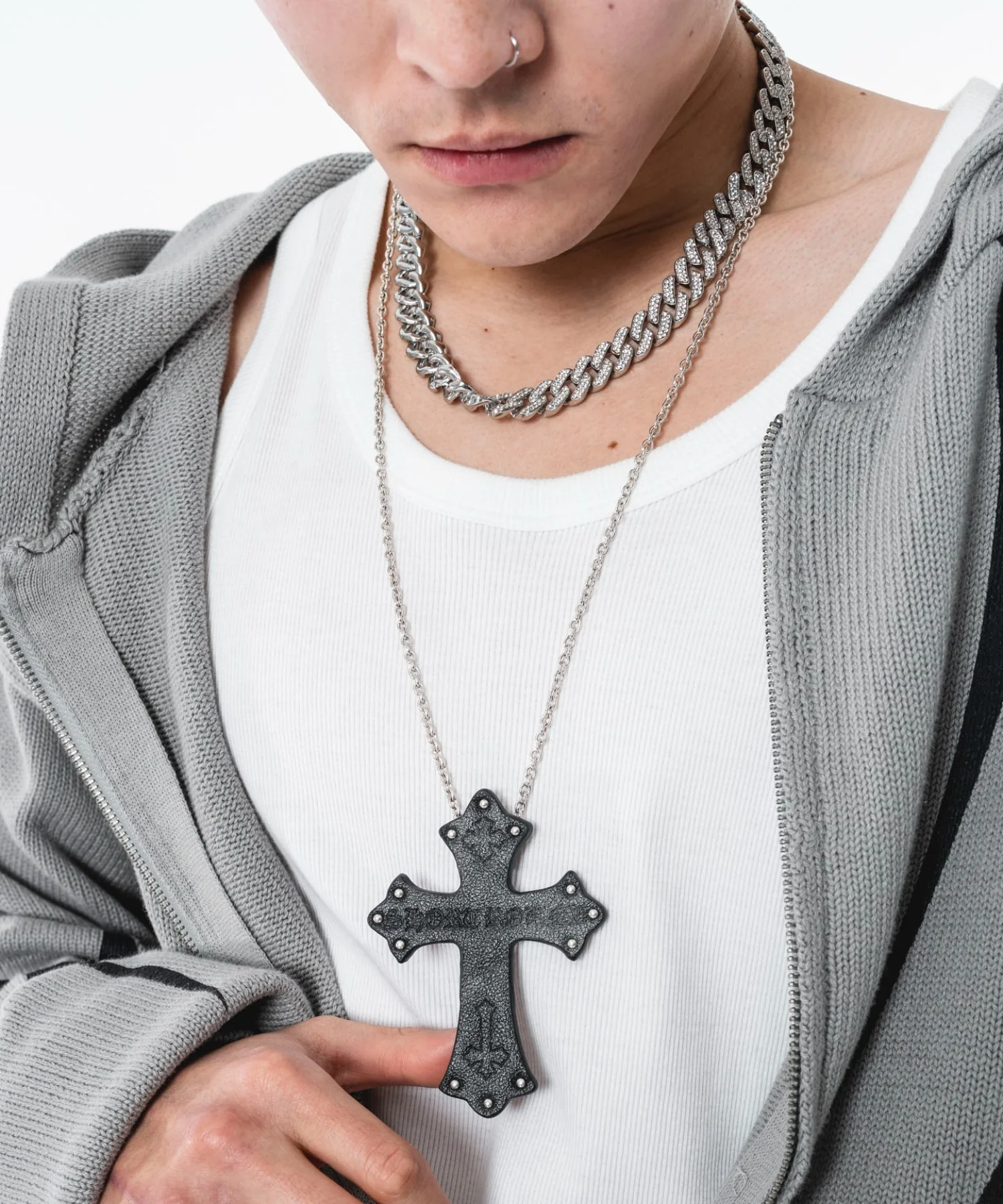 MPUエンボスロゴクロスネックレス - Image 11