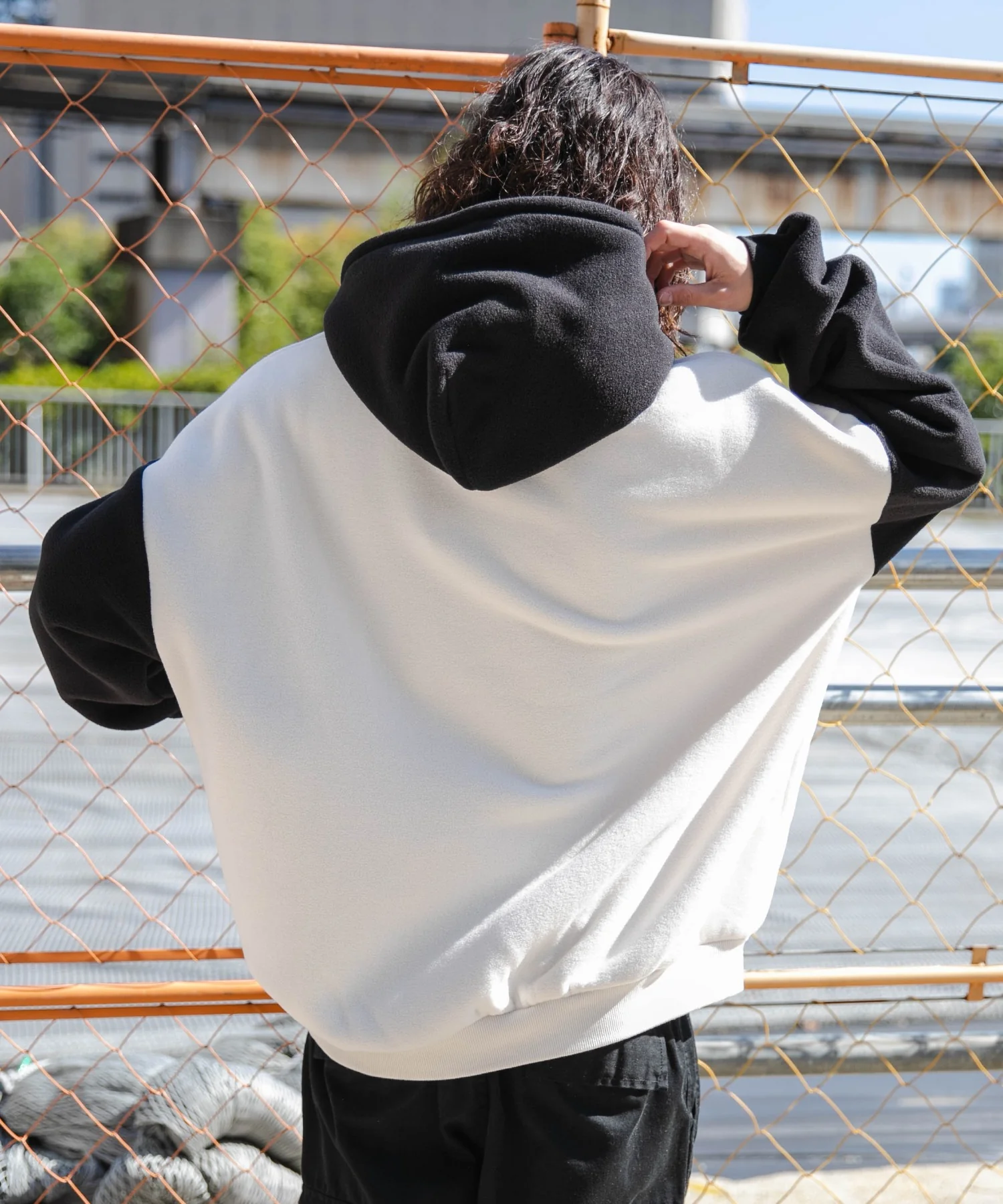 バイカラーフリースグラフィックプルパーカー - Image 12