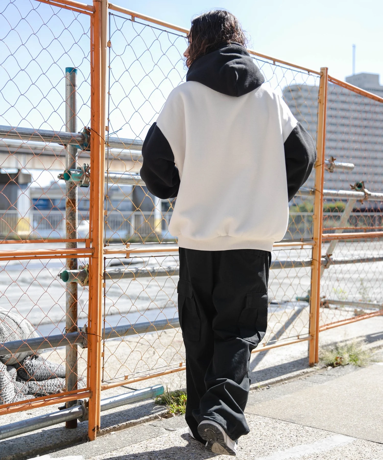 バイカラーフリースグラフィックプルパーカー - Image 14