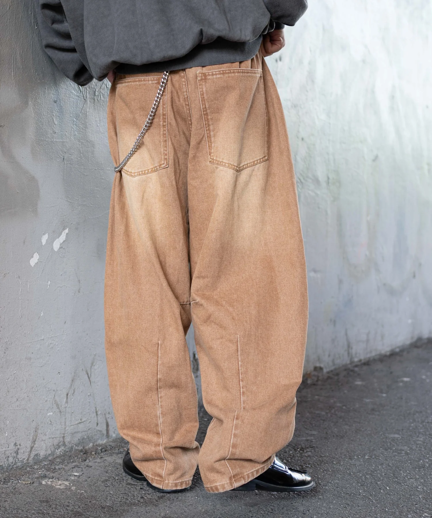 チェーン付きバルーンデニムパンツ - Image 18