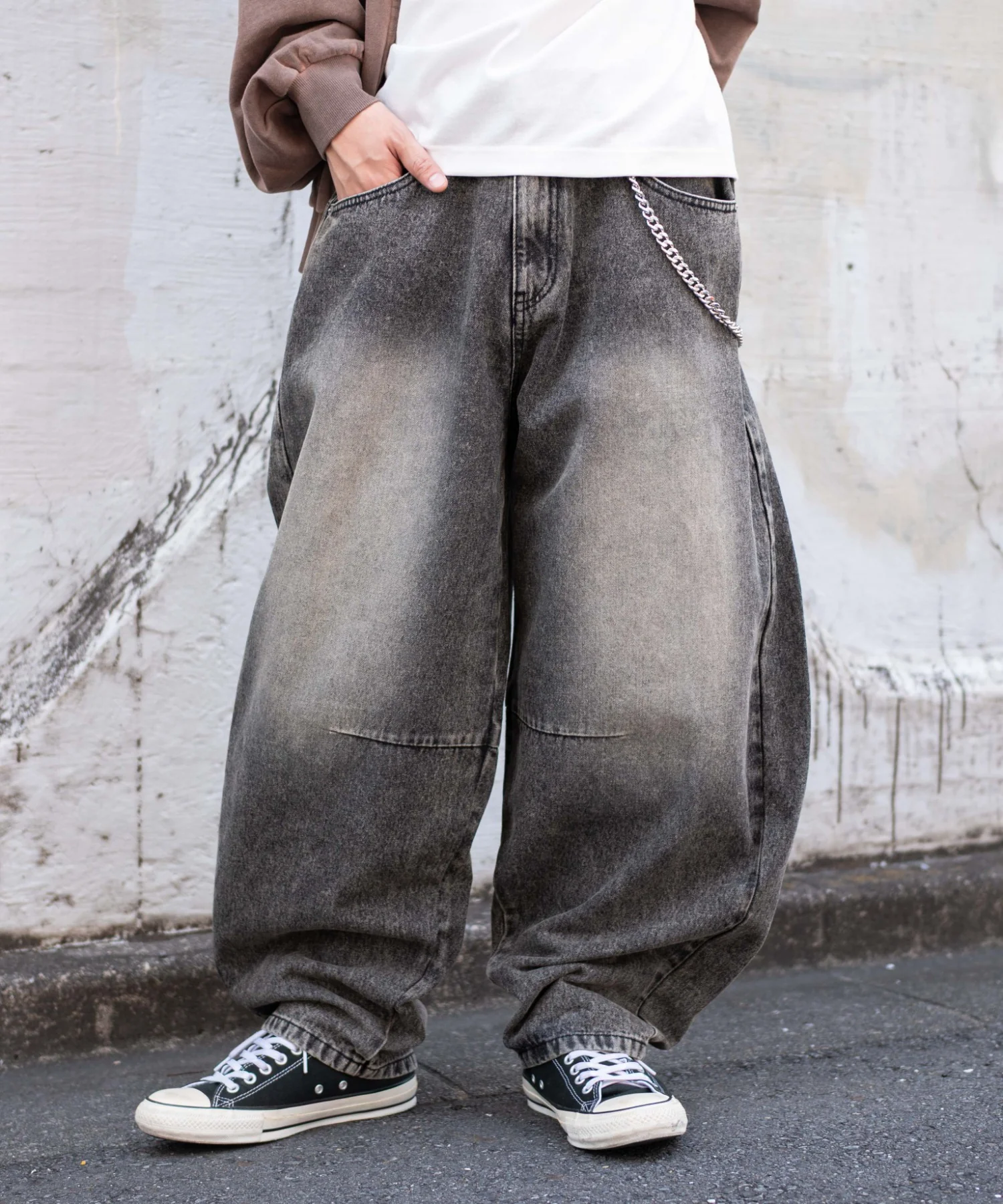 チェーン付きバルーンデニムパンツ - Image 25