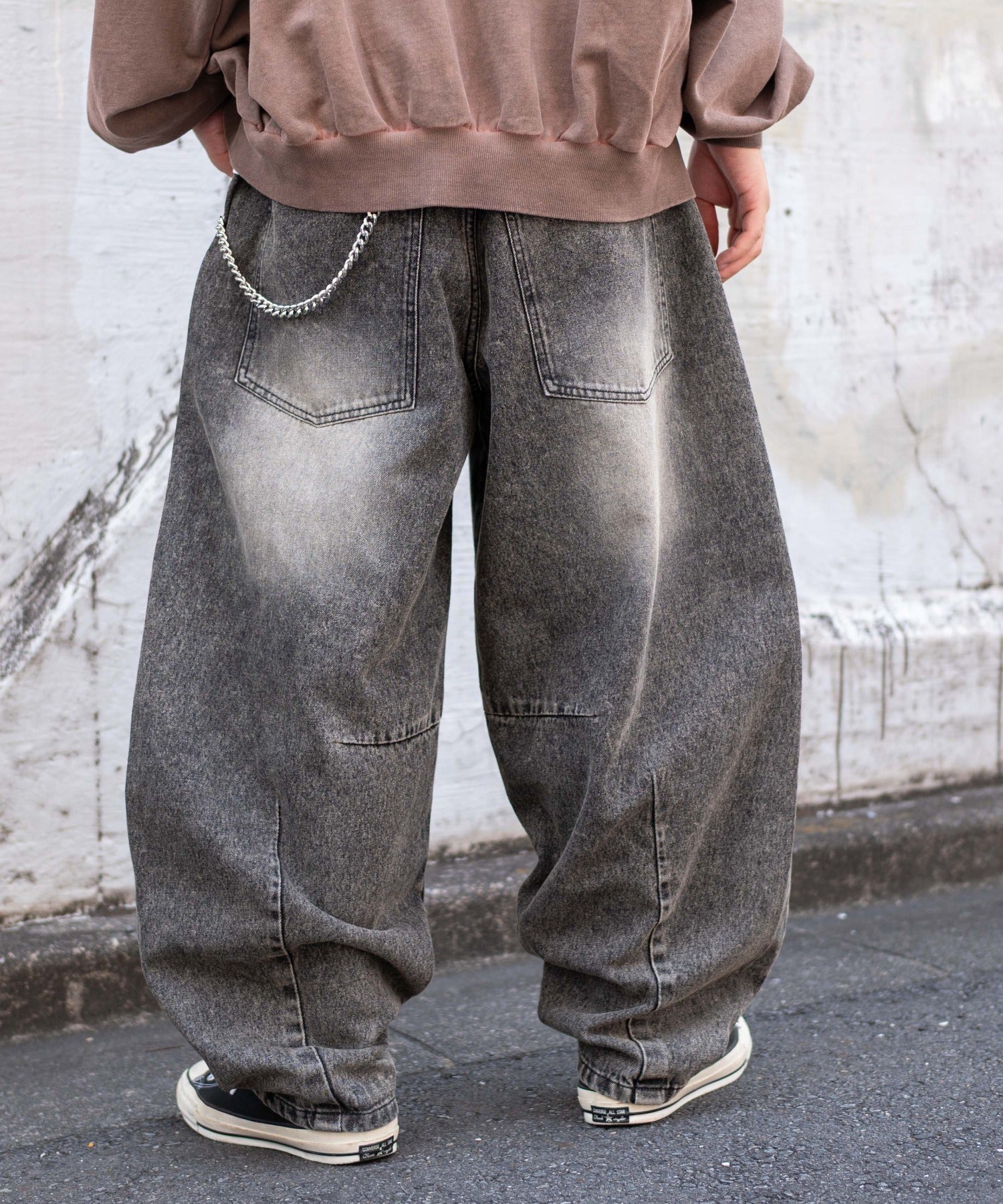 チェーン付きバルーンデニムパンツ - Image 26