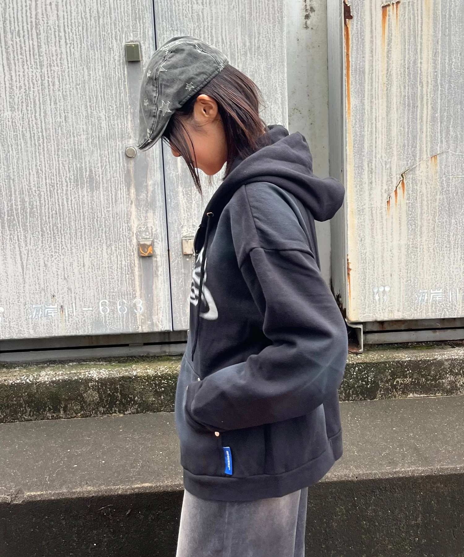 SEQUENZ　ロゴフェードZIPパーカー - Image 11