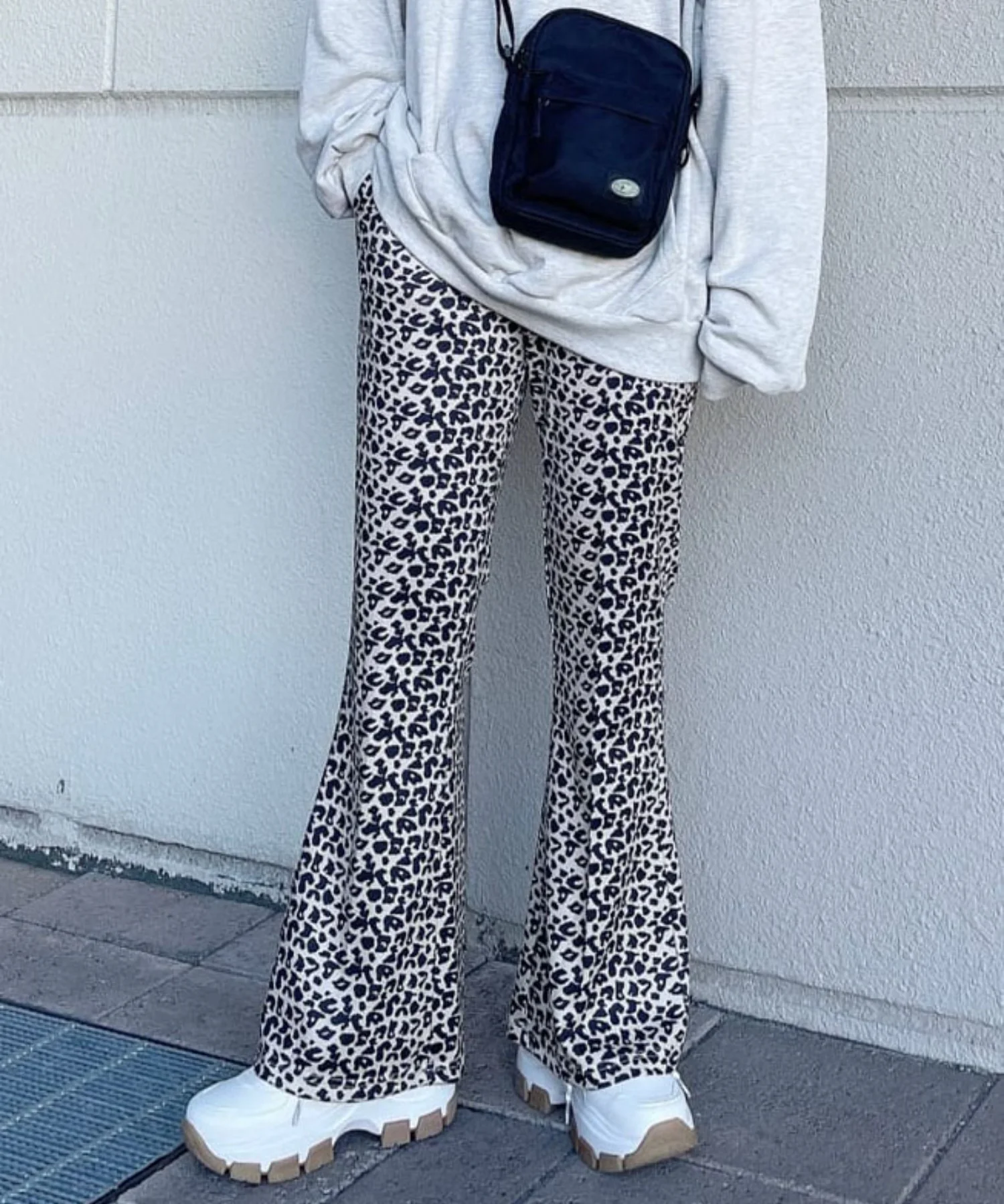 ポンチセンタープレスフレアパンツ - Image 13
