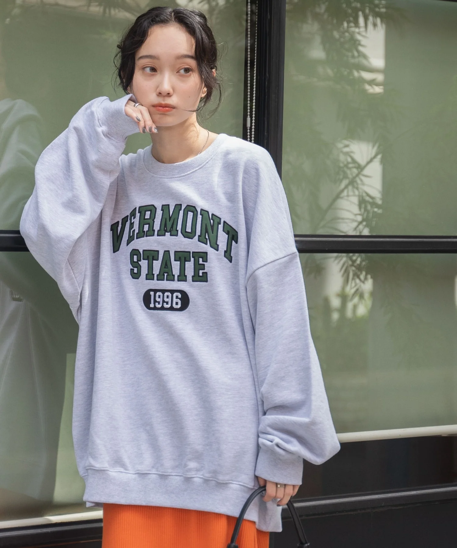 ヘビーウエイト刺繍グラフィックプルオーバー - Image 17