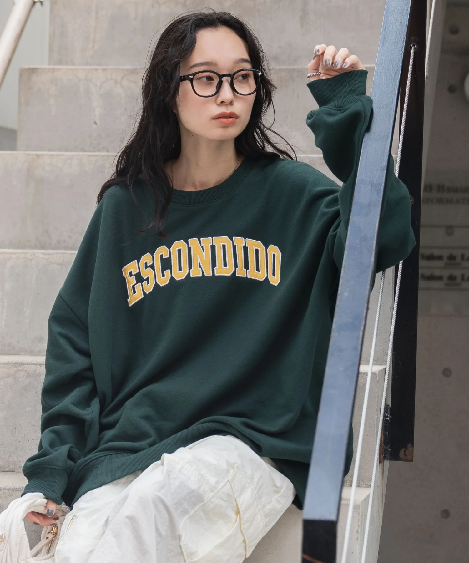 ヘビーウエイト刺繍グラフィックプルオーバー - Image 24