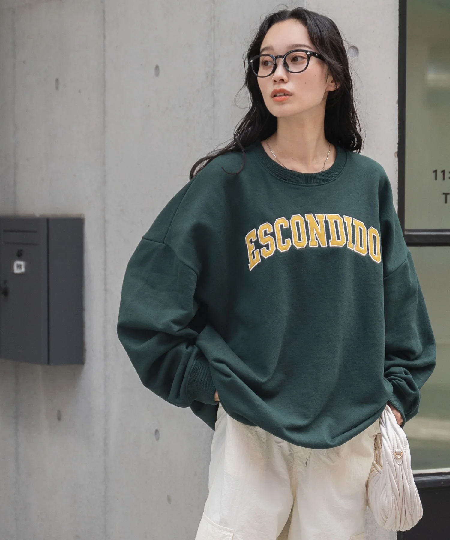 ヘビーウエイト刺繍グラフィックプルオーバー - Image 26