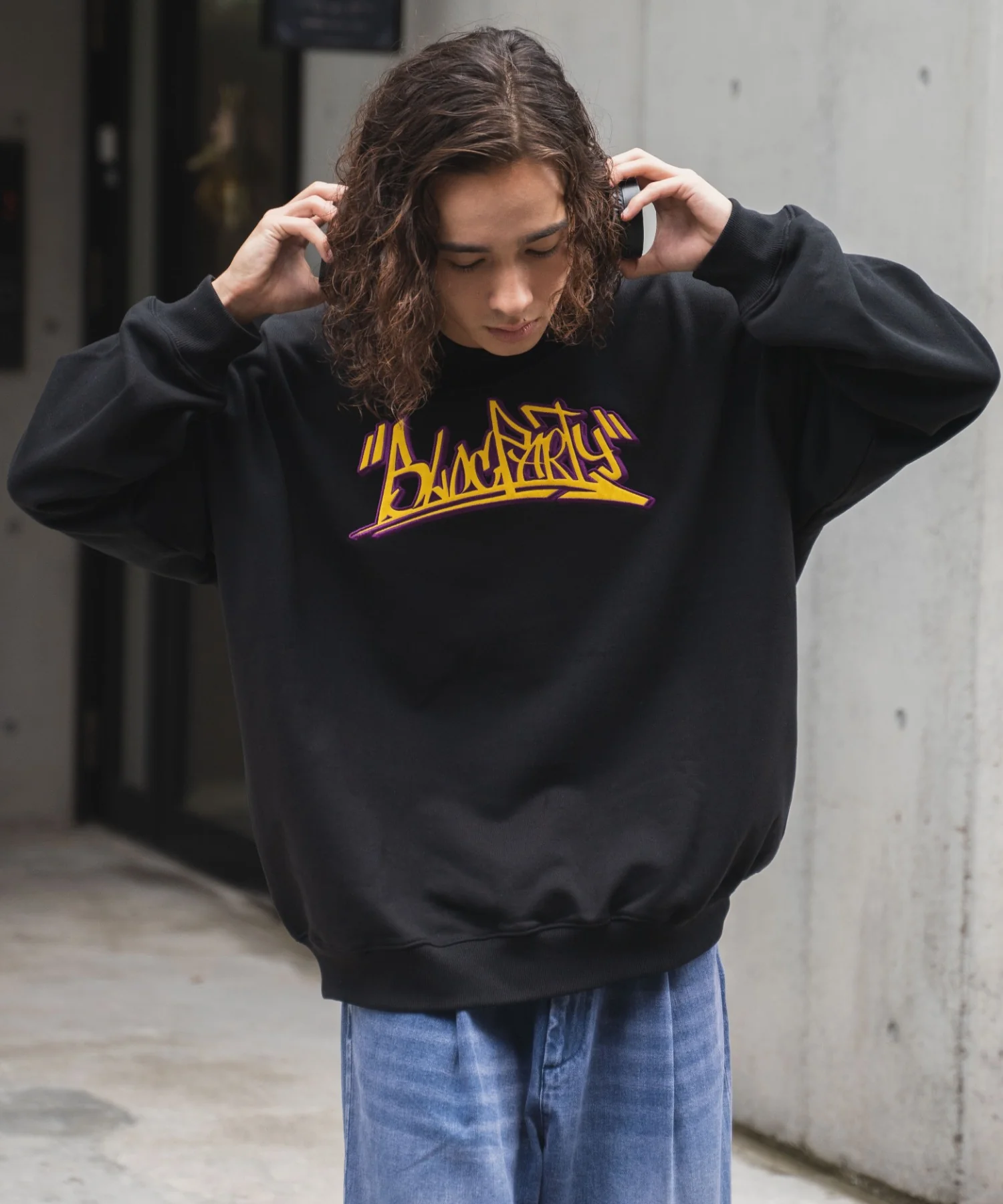 ヘビーウエイト刺繍グラフィックプルオーバー - Image 32