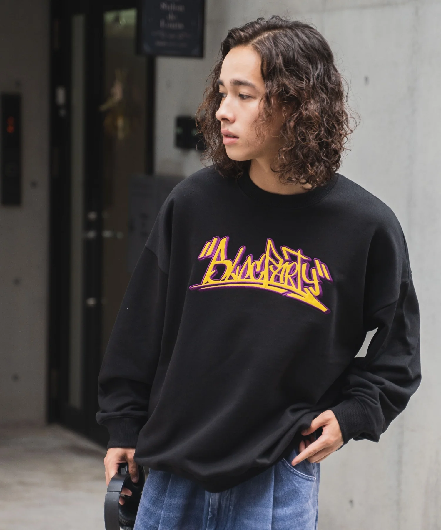 ヘビーウエイト刺繍グラフィックプルオーバー - Image 34