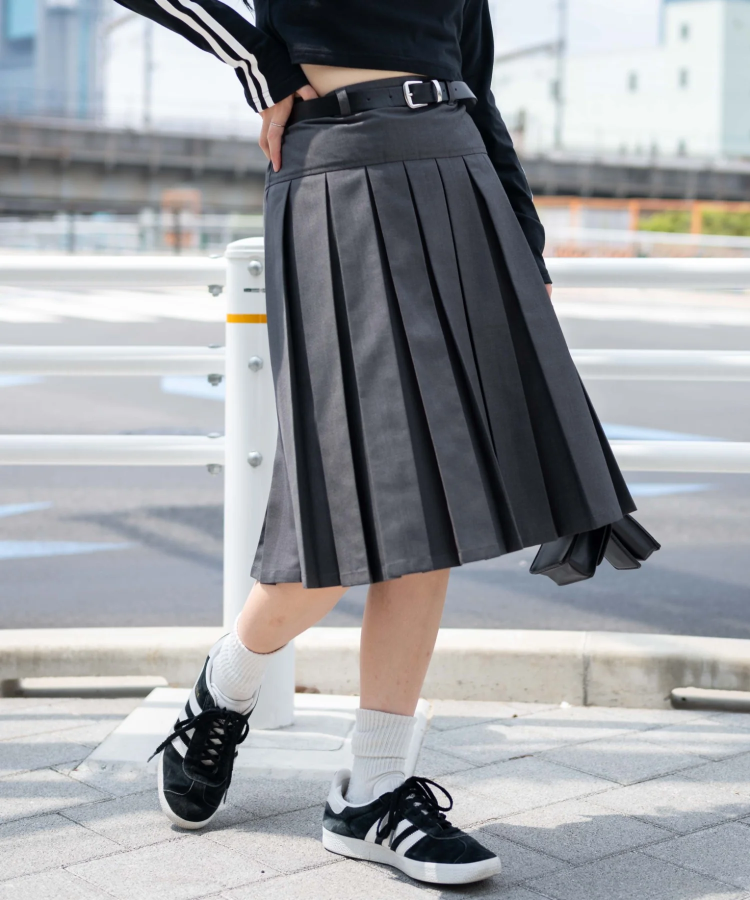 ベルト付プリーツミドルスカート - Image 11