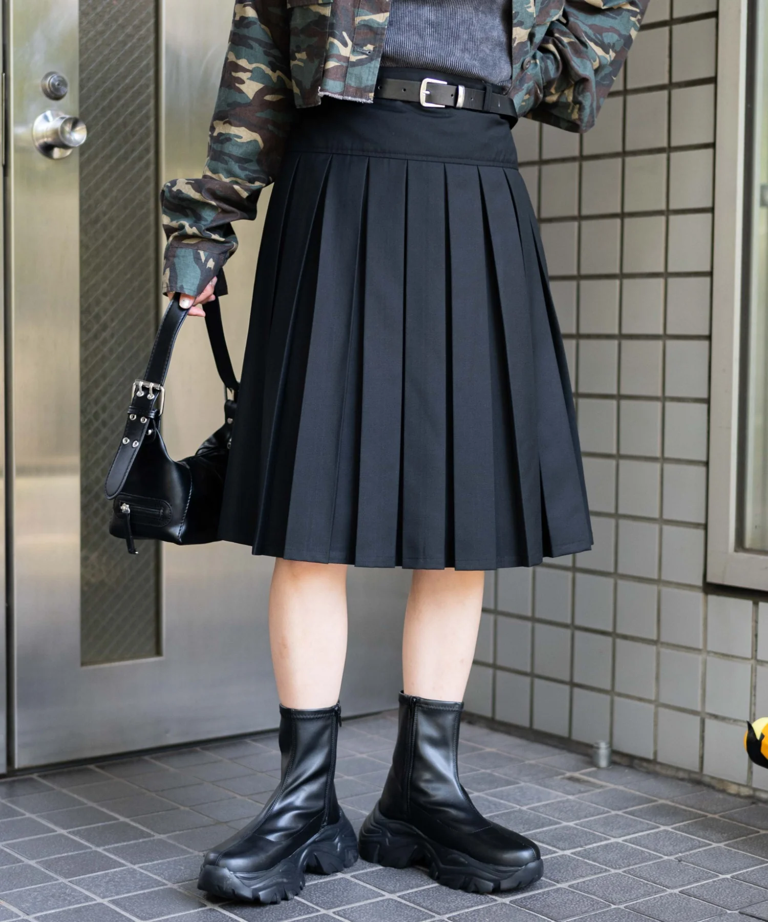 ベルト付プリーツミドルスカート - Image 3
