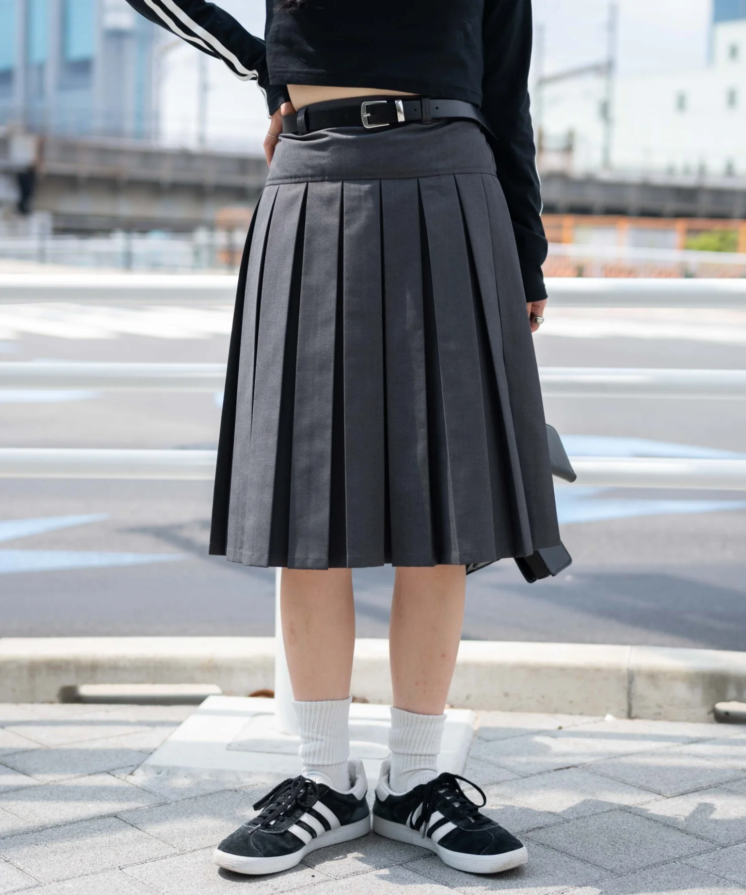 ベルト付プリーツミドルスカート - Image 9