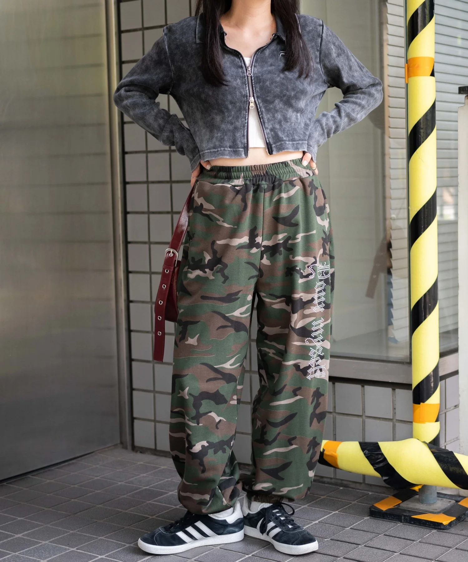 ラインストーンロゴスウェットパンツ - Image 4