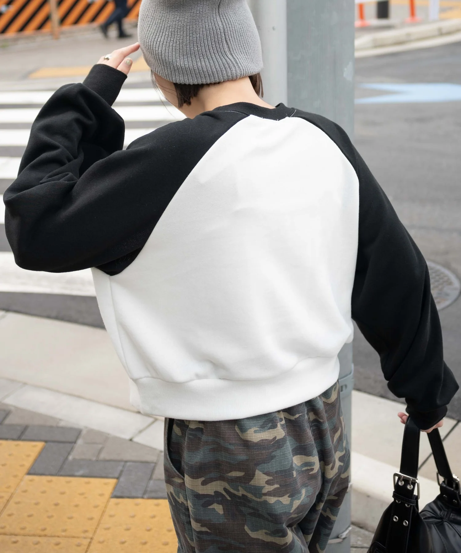 チームロゴラグランショートスウェット - Image 12
