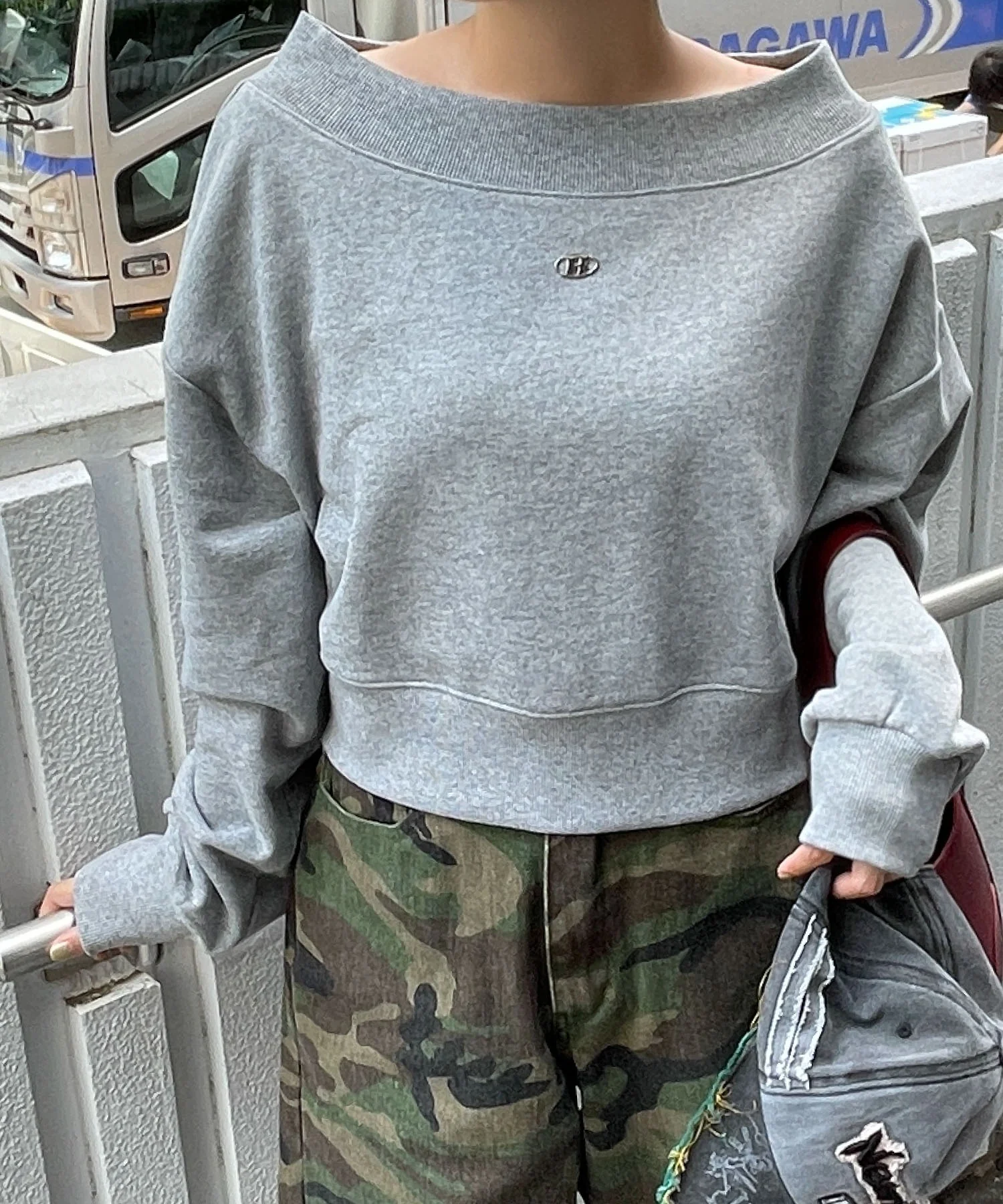 ワンポイントオフショルスウェット - Image 5