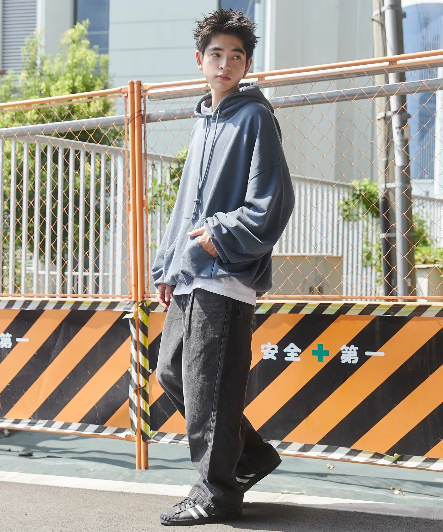 デニムルーズテーパードパンツ - Image 11