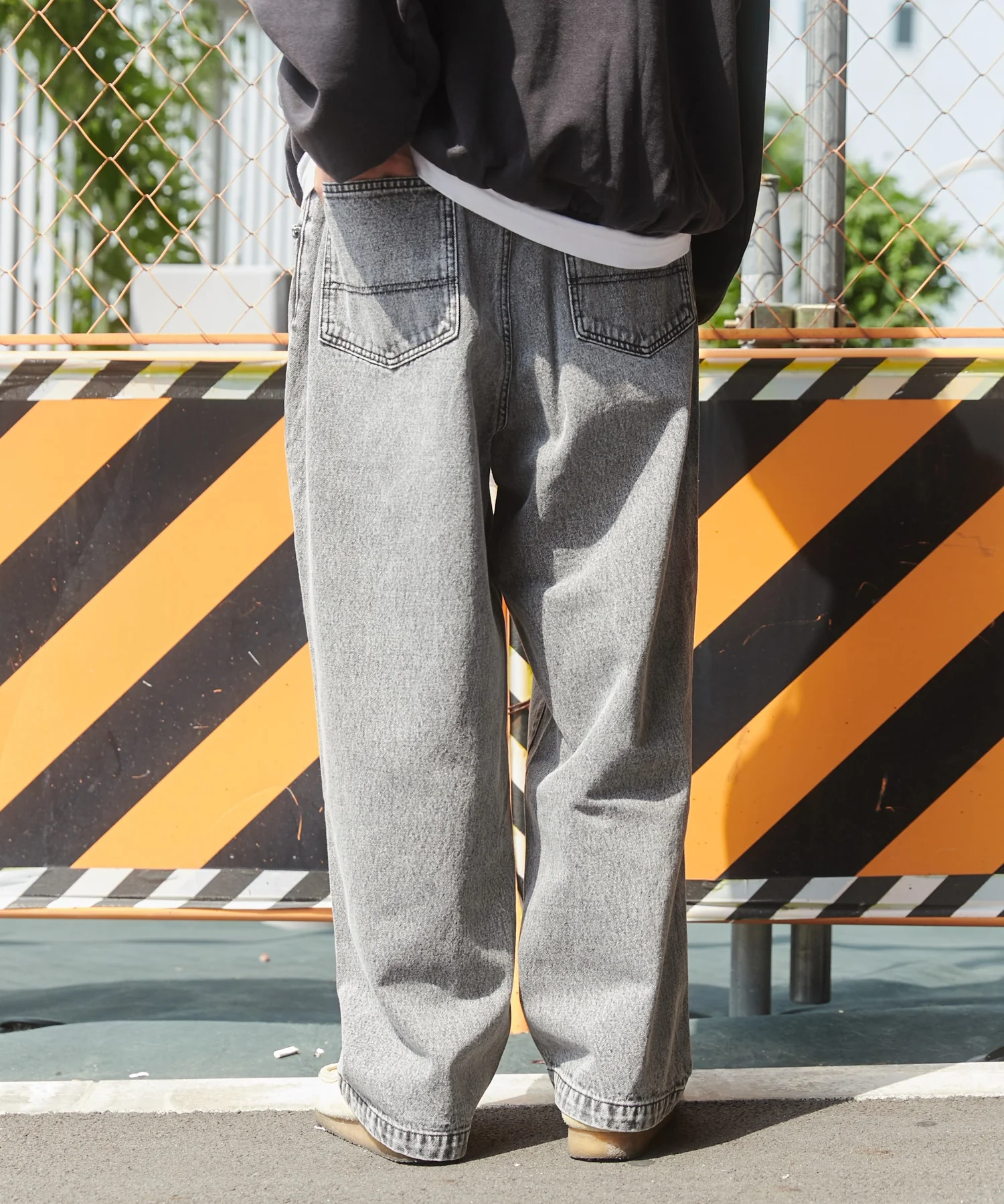 デニムルーズテーパードパンツ - Image 35