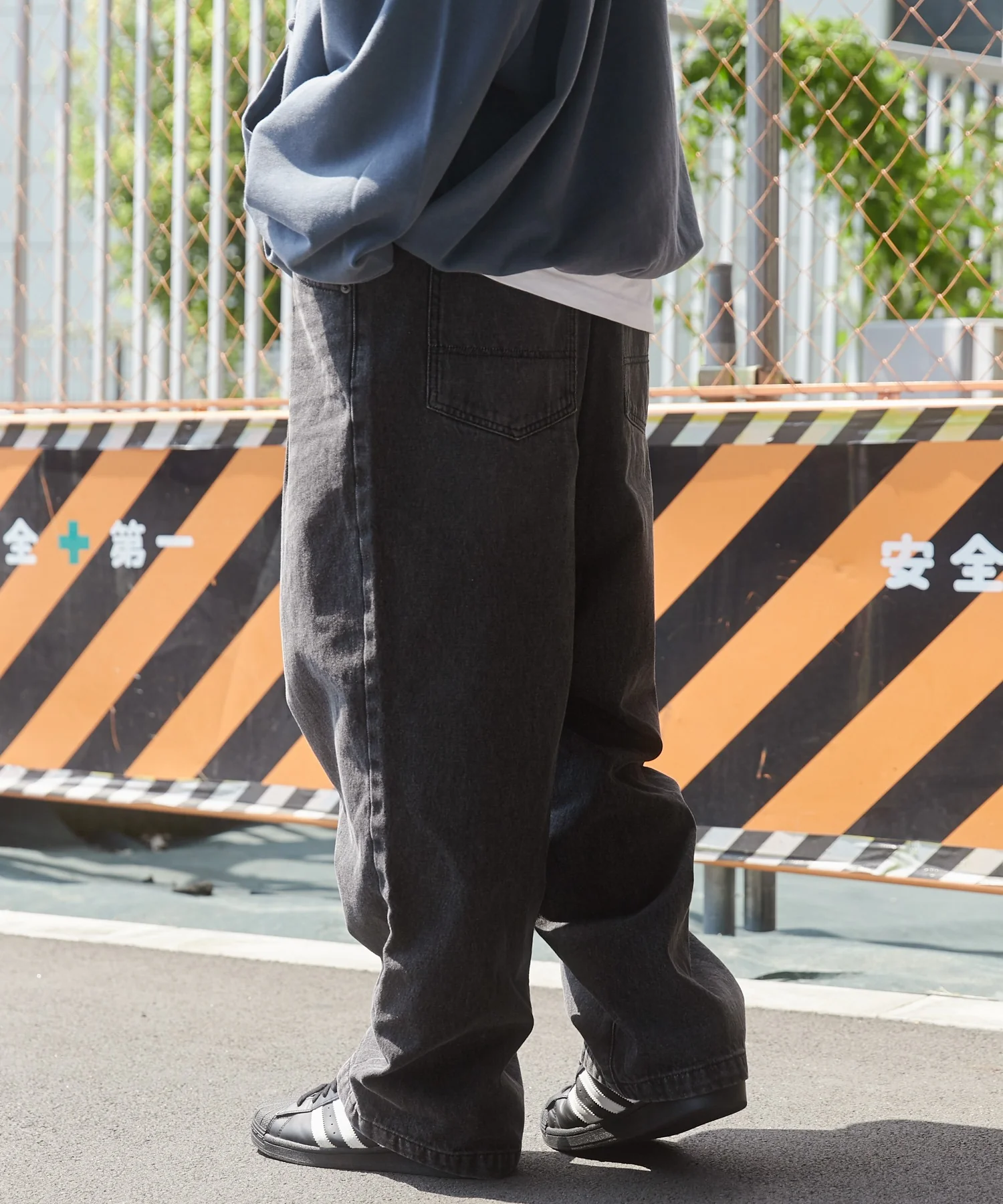 デニムルーズテーパードパンツ - Image 43