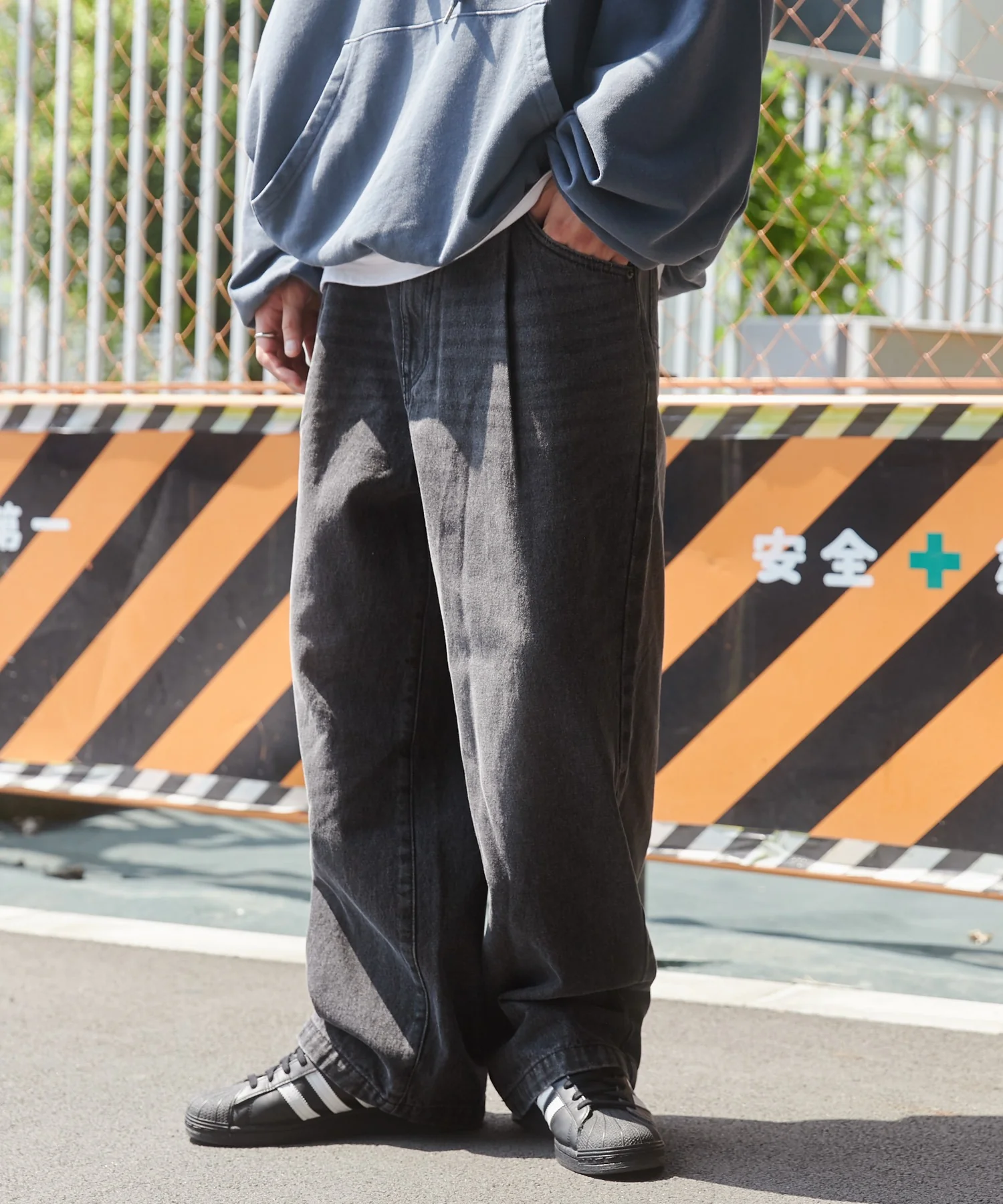 デニムルーズテーパードパンツ - Image 44