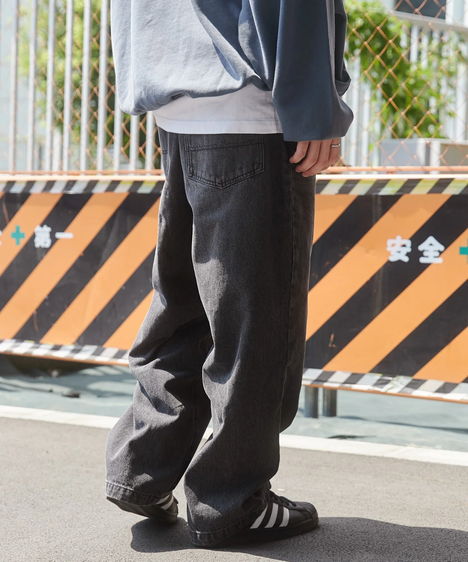 デニムルーズテーパードパンツ - Image 45