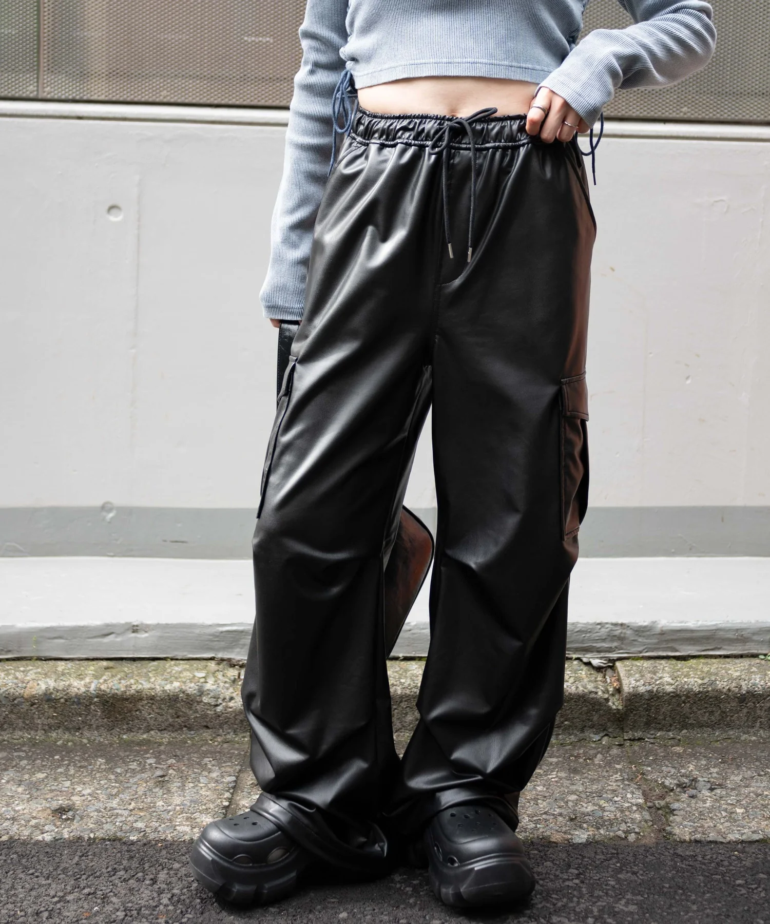 合皮パラシュートカーゴパンツ - Image 4