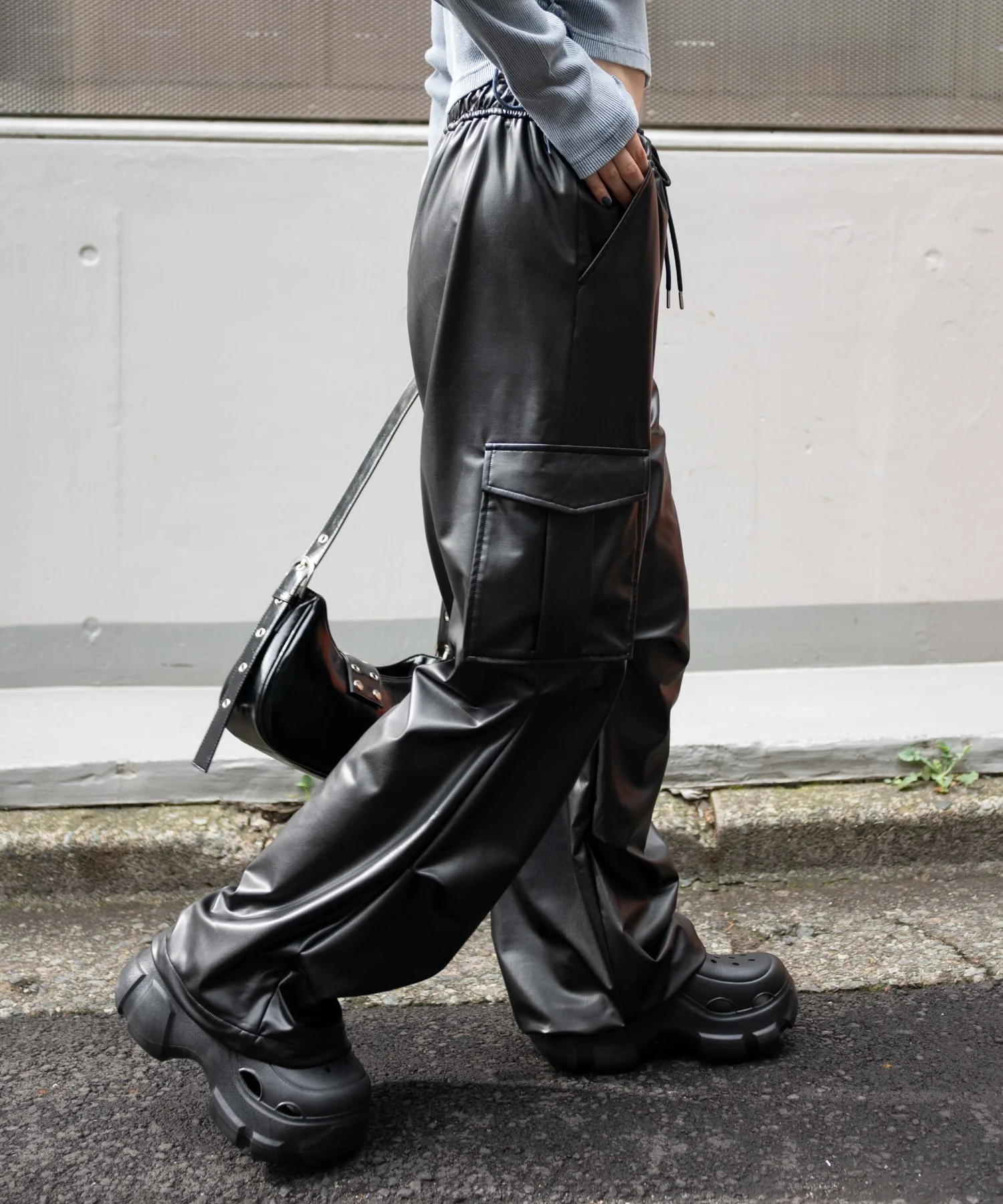 合皮パラシュートカーゴパンツ - Image 9