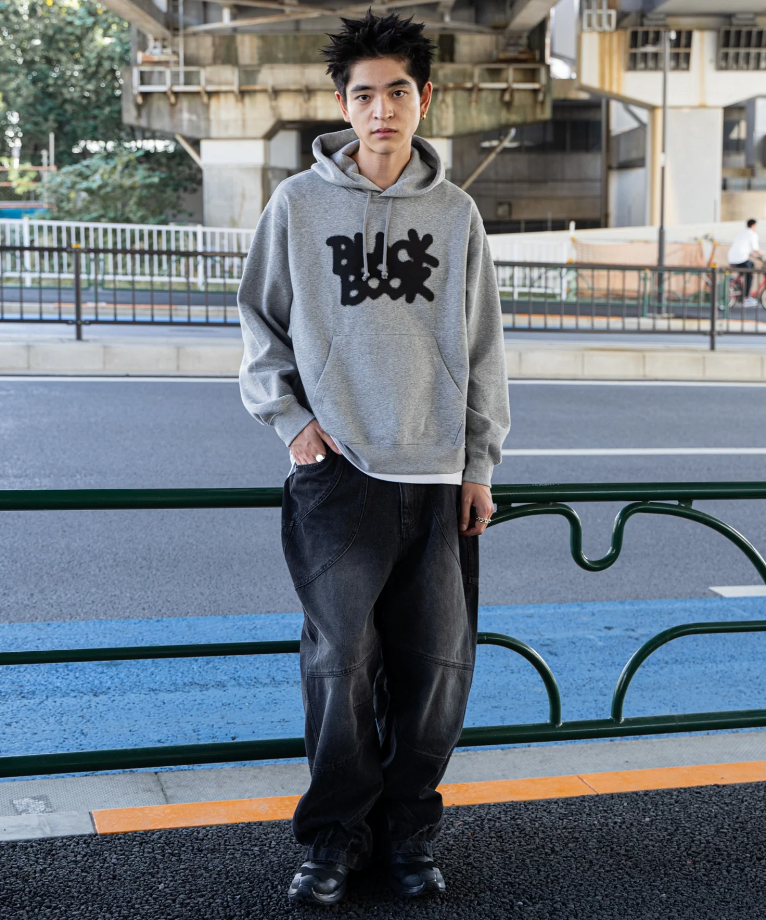 リラックスフィットスプレーグラフィックパーカー - Image 20
