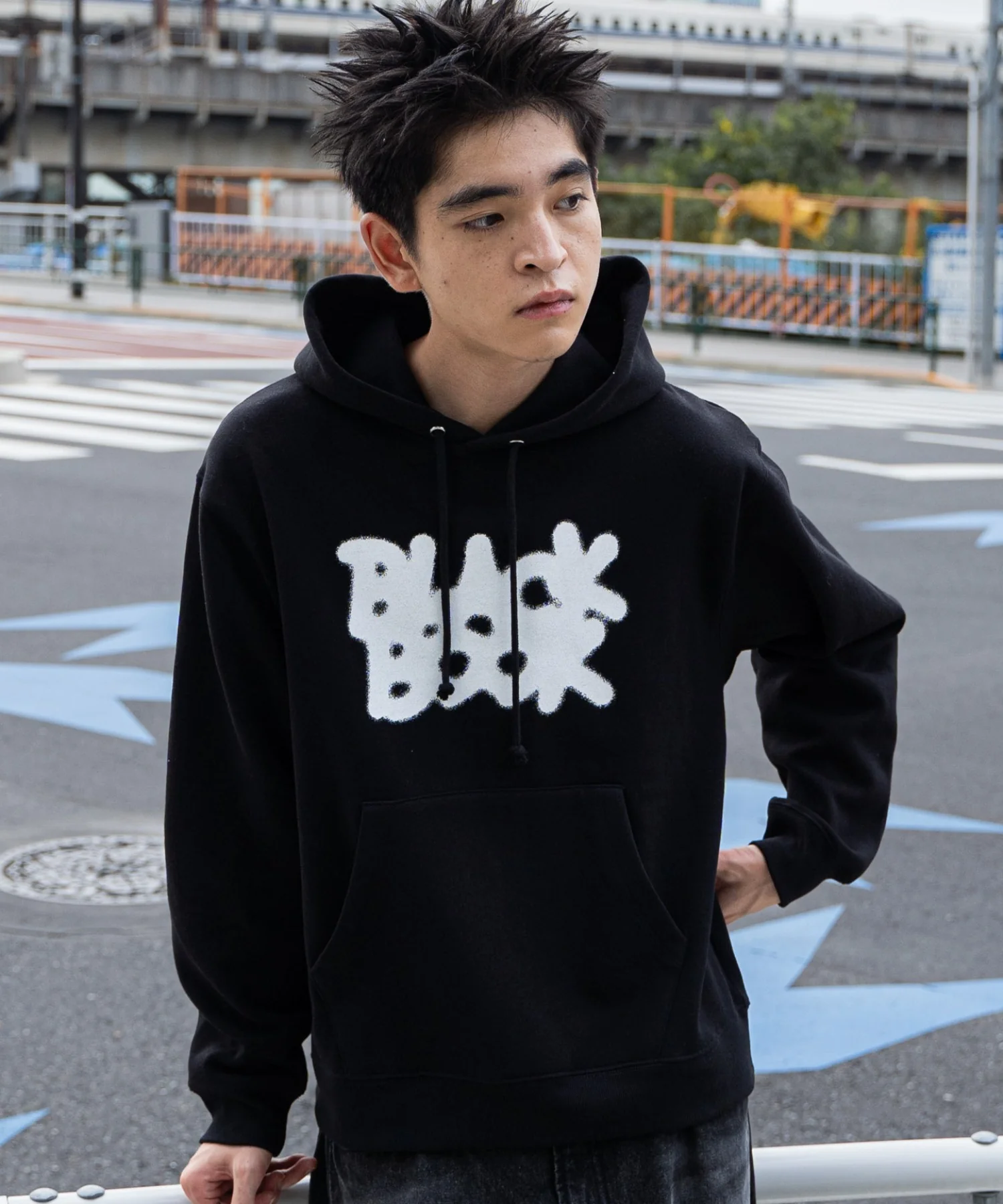 リラックスフィットスプレーグラフィックパーカー - Image 3