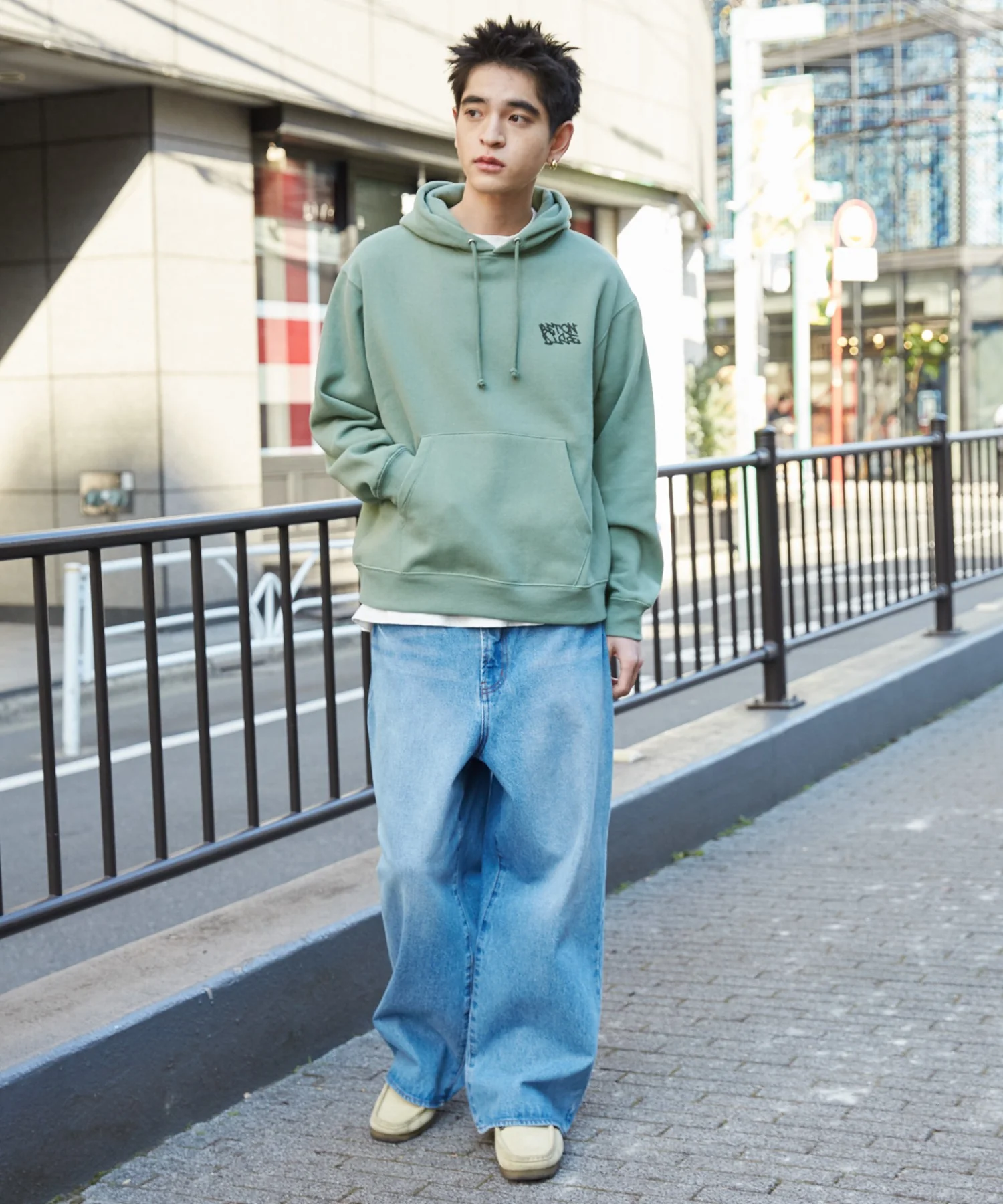 リラックスフィットグラフィックパーカー - Image 12